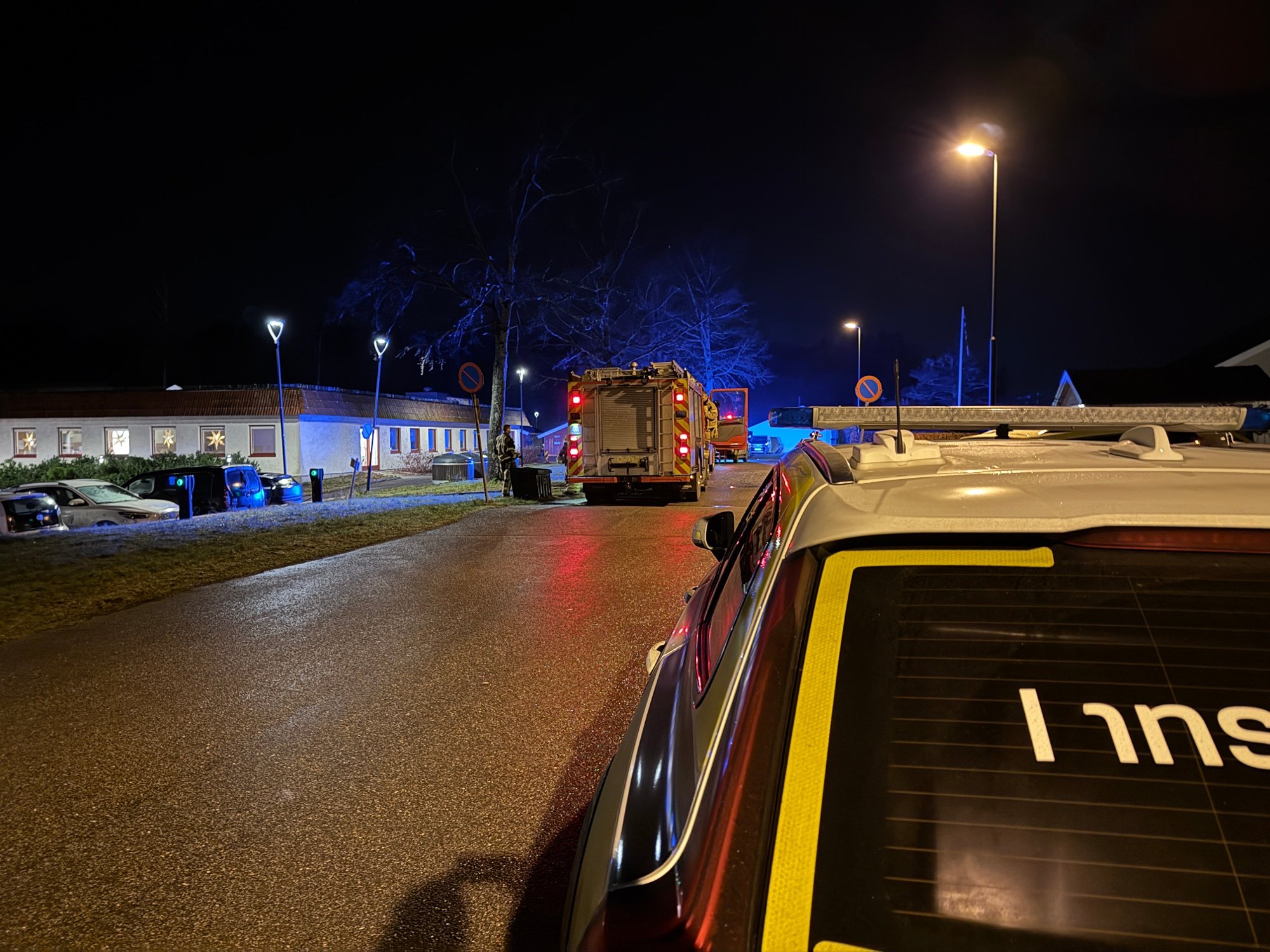 Brann i omsorgsleilighet – tre personer har fått i seg røyk