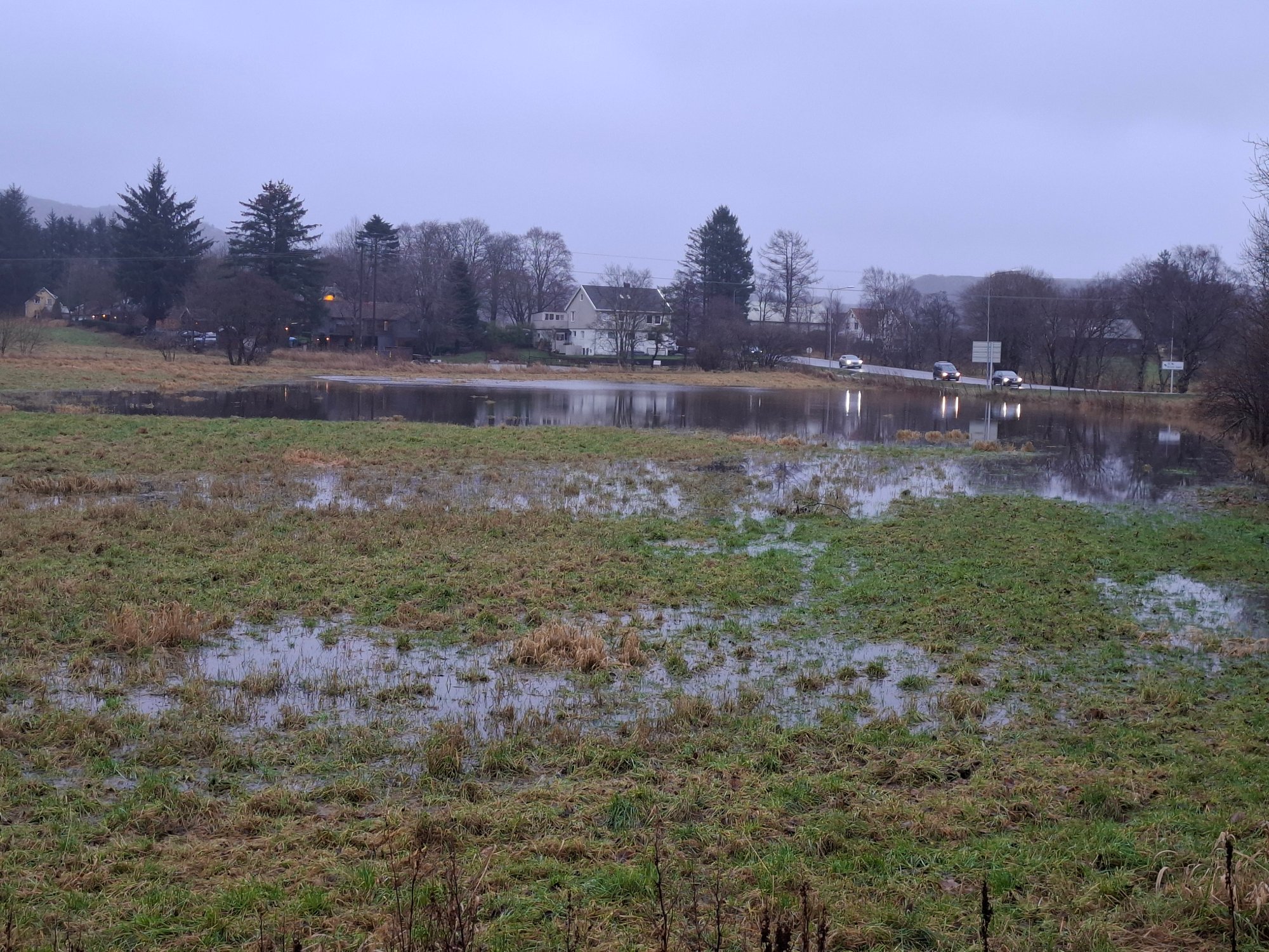 Her dukket det opp en innsjø søndag: – Økende nedbør i kveld