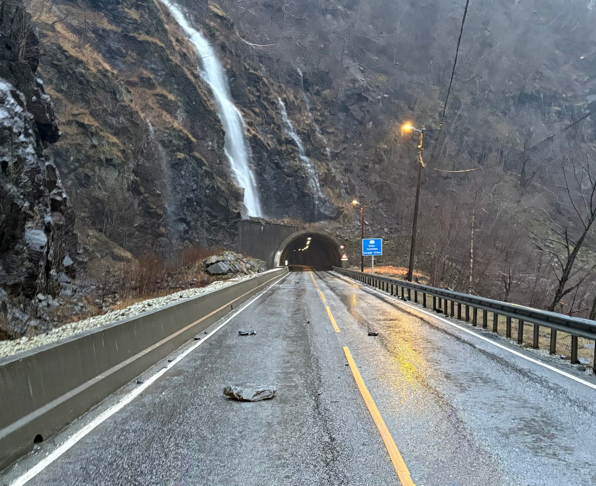 Steinsprang på E16: – Melding om at det har kome ned ein større stein