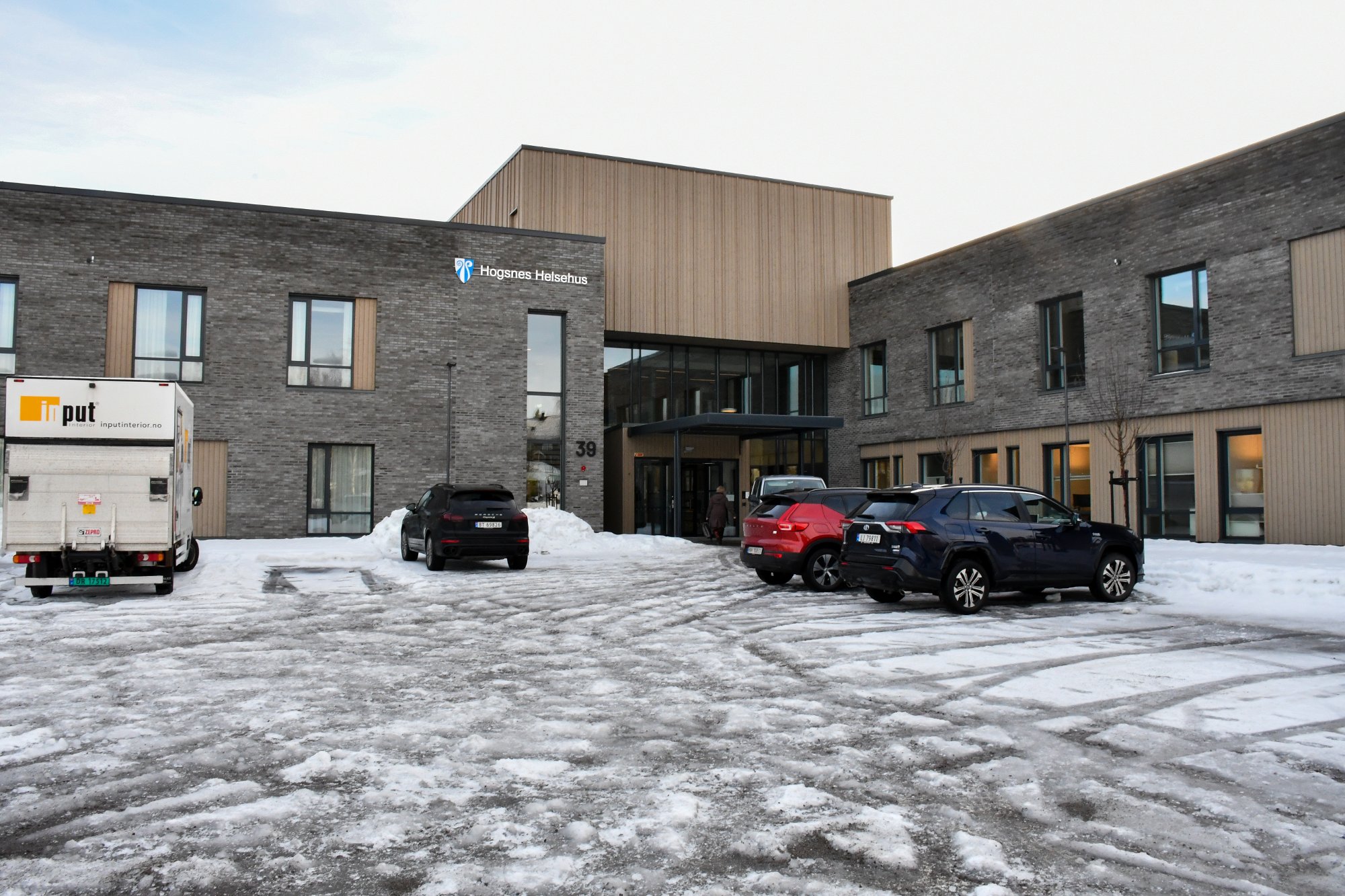 Folk raser etter stengingen av 18 langtidsplasser ved Hogsnes helsehus – det er ikke første gangen kommentarfeltet koker 