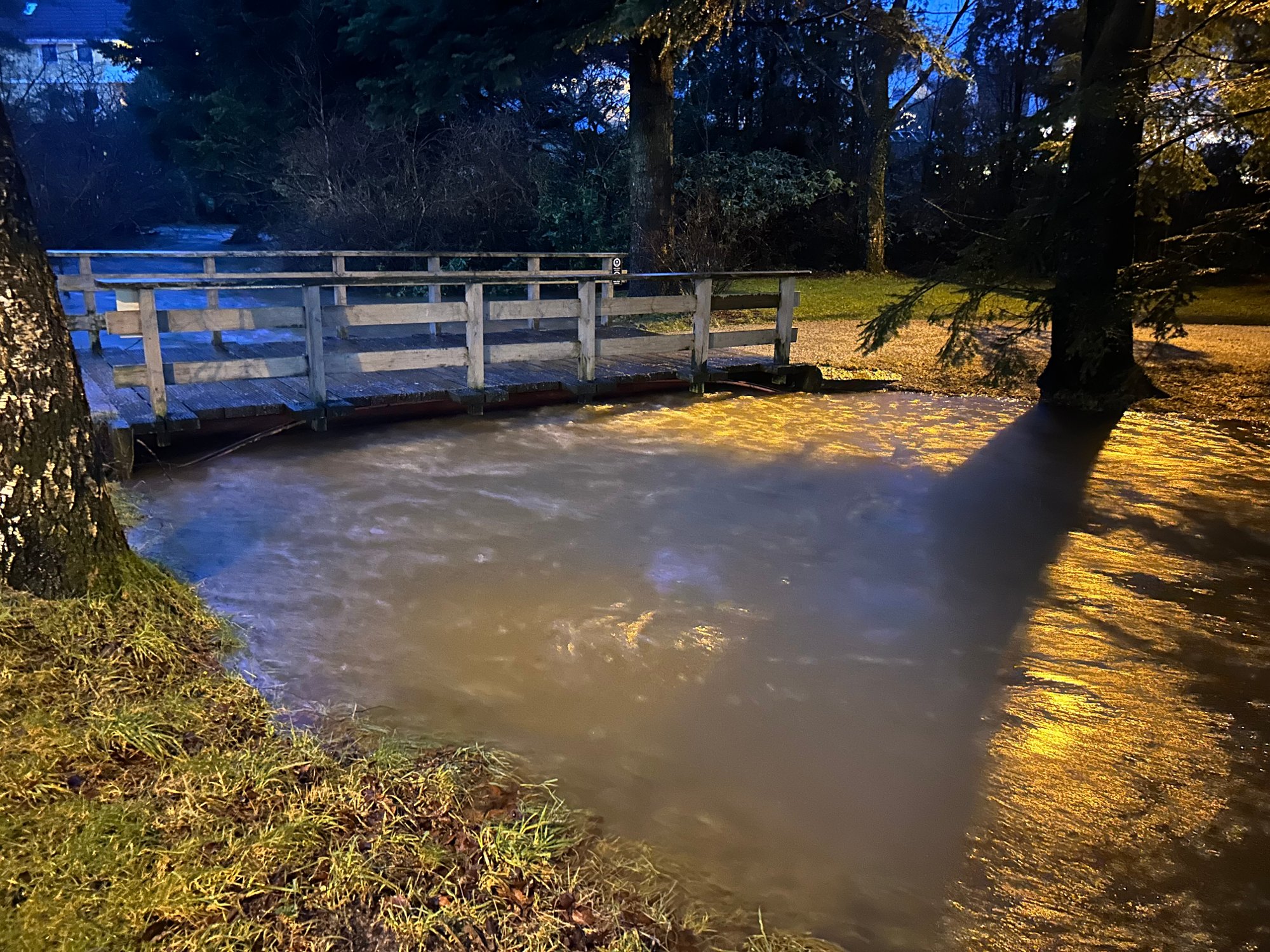 Det flyter over en rekke steder 