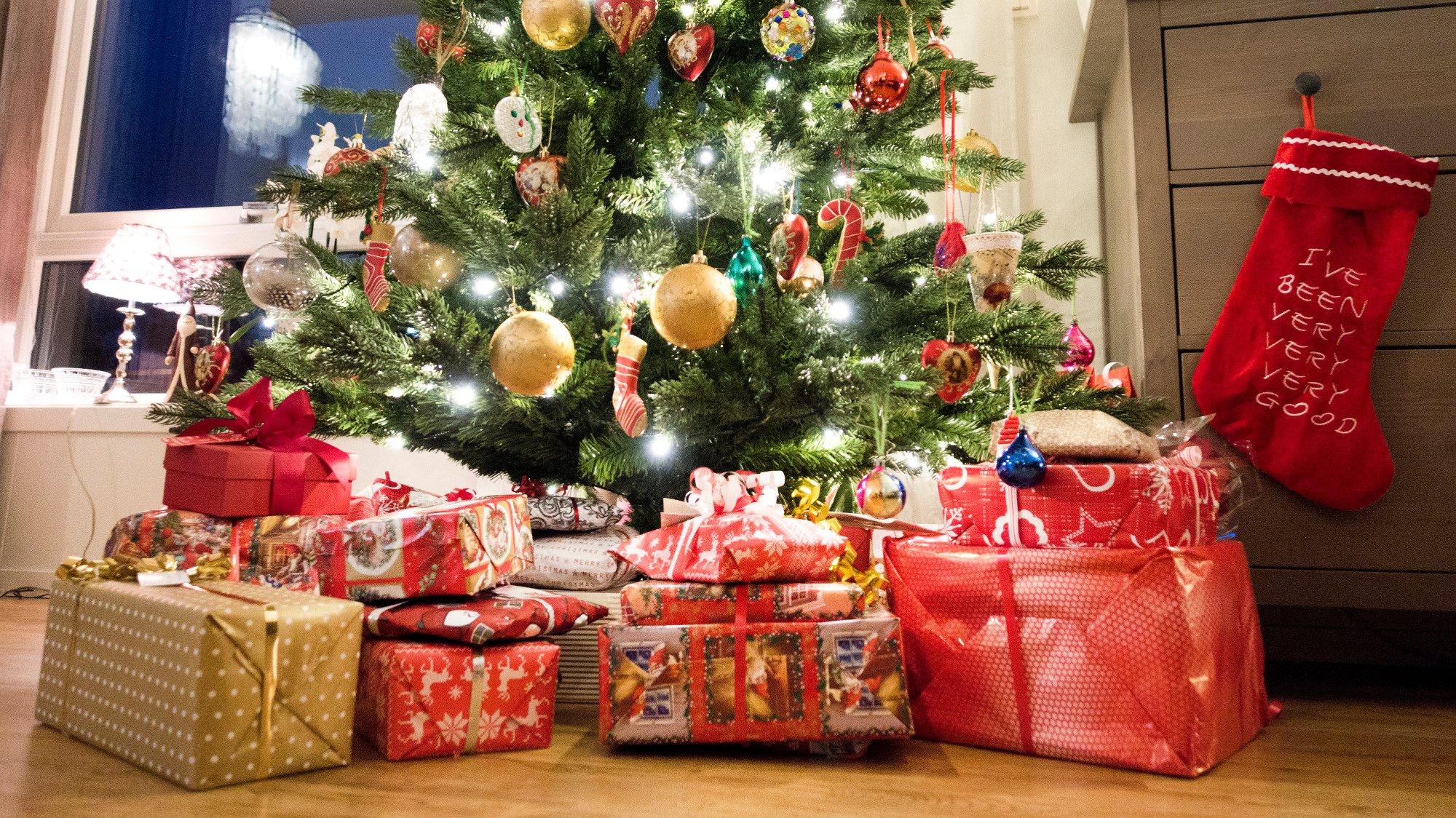 TRONDHEIM  20170103.
Juletre med pakker under.

Foto: Gorm Kallestad / NTB