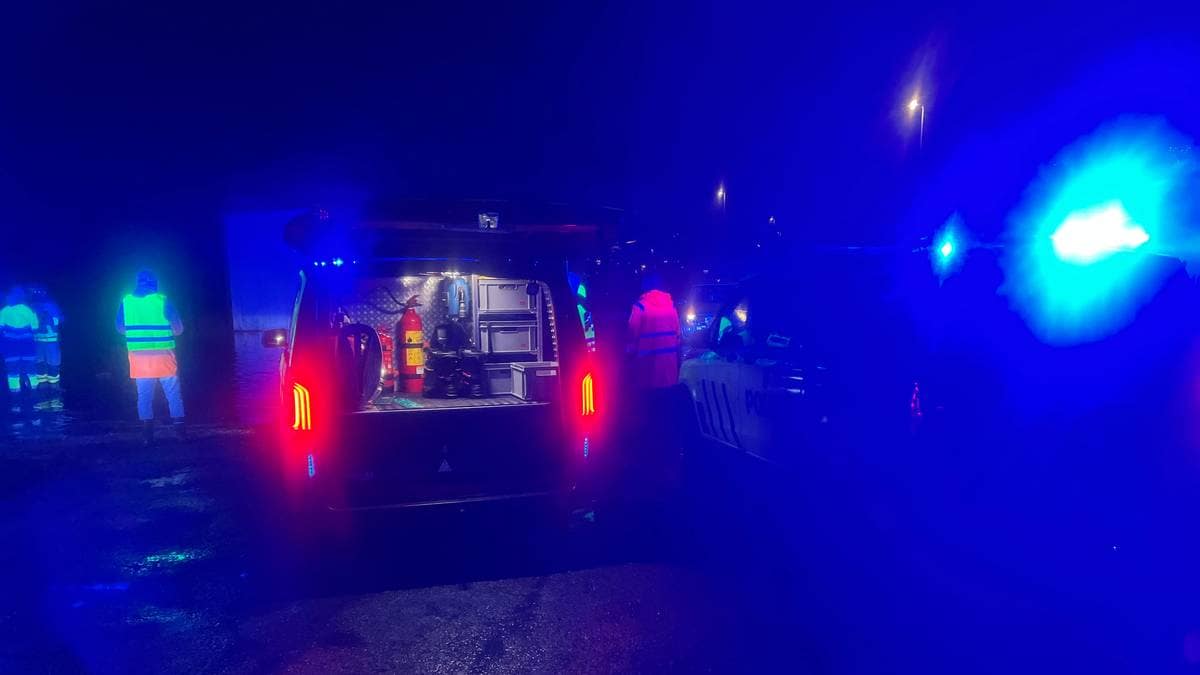 Traktor i elv – to personer reddet i land