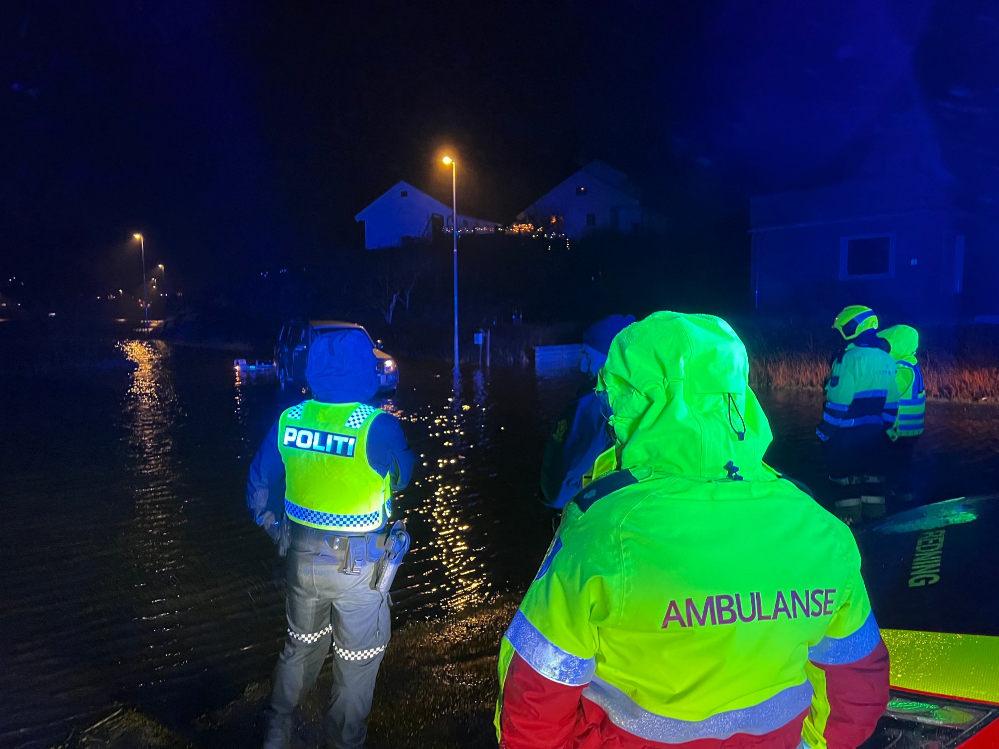 Traktor i elva - to mindreårige gutter reddet i land av brannmannskap