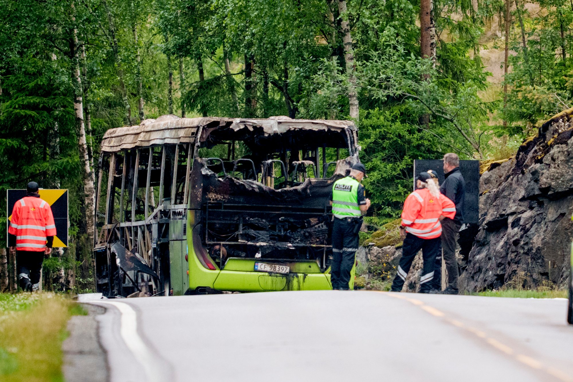 Nordre Follo 20250705. 
Tre personer er fraktet til sykehus med alvorlige brannskader etter brann i en rutebuss på Fylkesvei 155 ved Bindingsvannet i Siggerud, Nordre Follo.
Foto: Stian Lysberg Solum / NTB