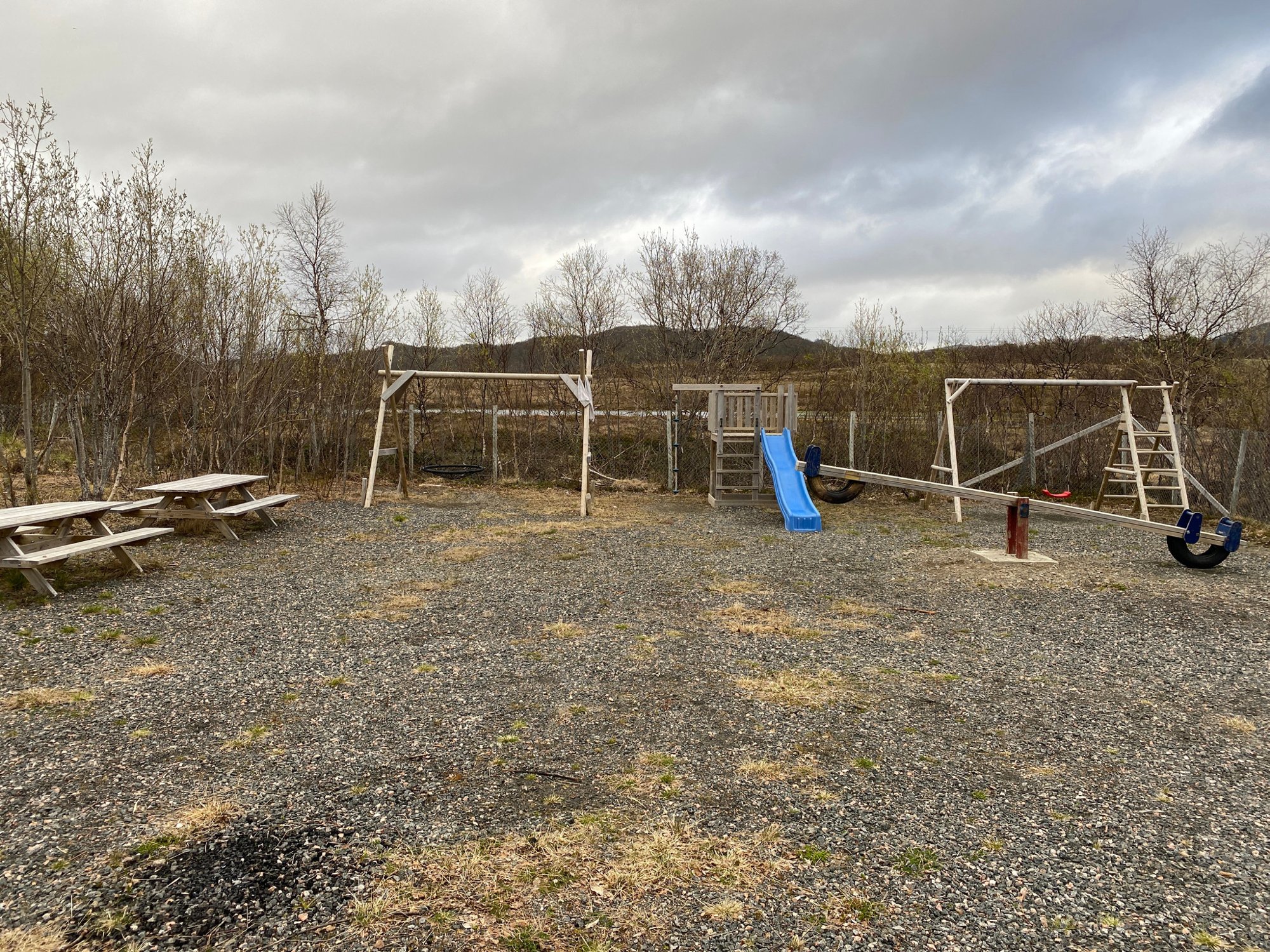 Lekeplassen i Rypkjerrveien får flere lekeapparater og en ny gapahuk. Vindmøllene på Lafjellet kan såvidt skimtes i høyrekanten på bildet.