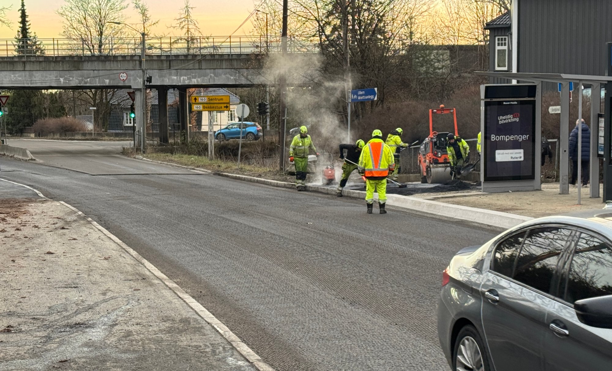 Nå er det snart ferdig på Bjørnsletta, hvor begge busslommene nå er historie. Heretter blir det kantstopp for 42-bussen.