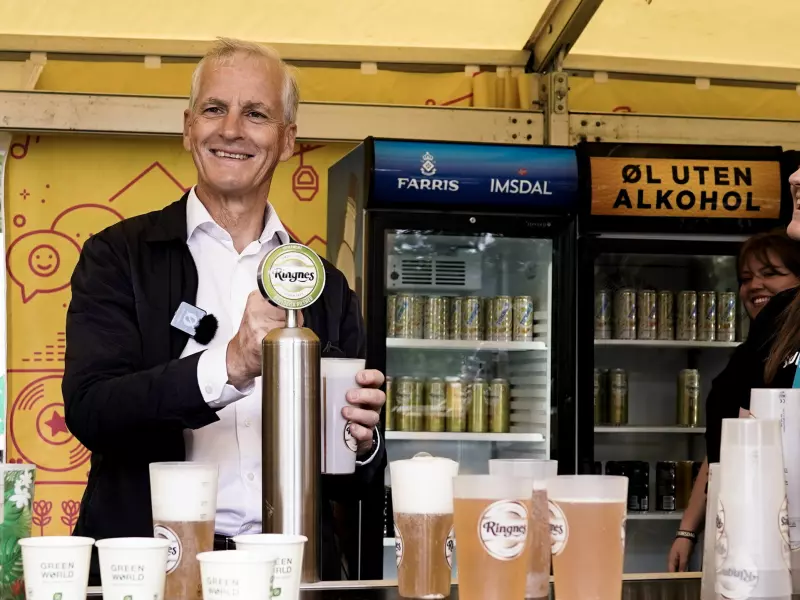 Støre om VM-skjenking: Må kunne drikke øl til fløyta går