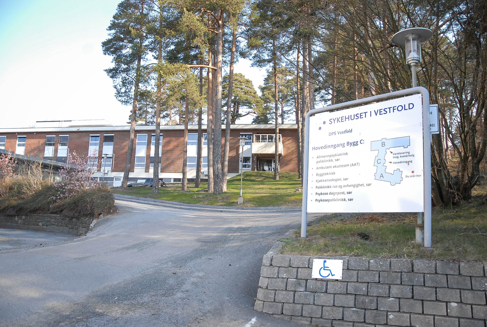 DET FINNES HJELP Å FÅ: Det er mange tilbud i kommunen. Men det gjelder å finne dem. Her på Søndre Vestfold DPS tilbyr de behandling til alt fra lette til tunge plager innen psykisk helse og rus.