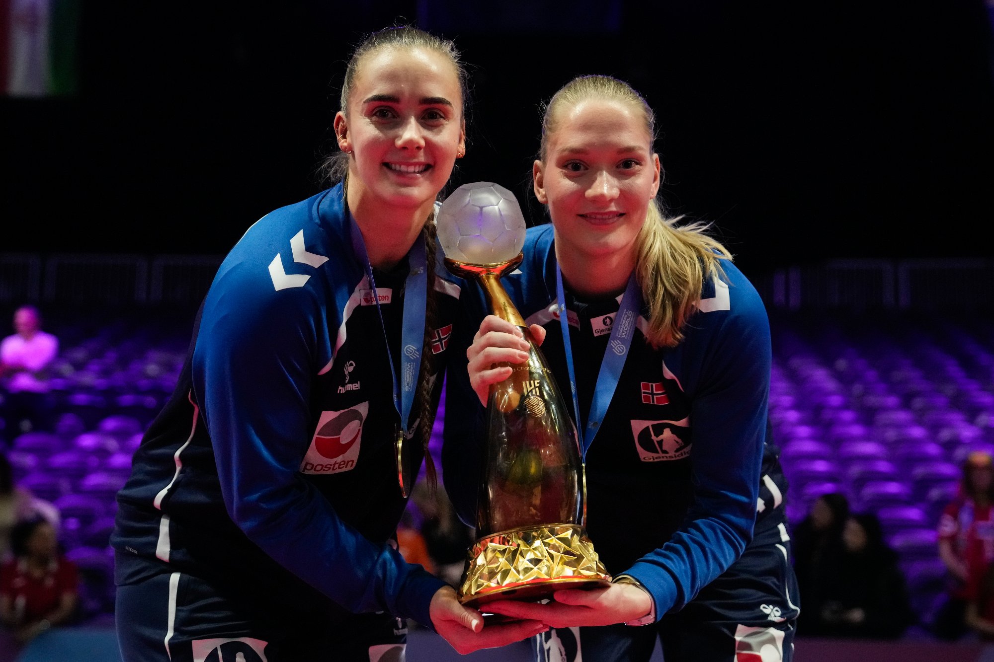 Rotterdam, Nederland 20251214. 
Thale Rushfeldt Deila og June Cecilie Krogh feirer gull med Håndballjentene etter seier i finalen i håndball-VM for kvinner mot Tyskland i Ahoy Arena.
Foto: Beate Oma Dahle / NTB
