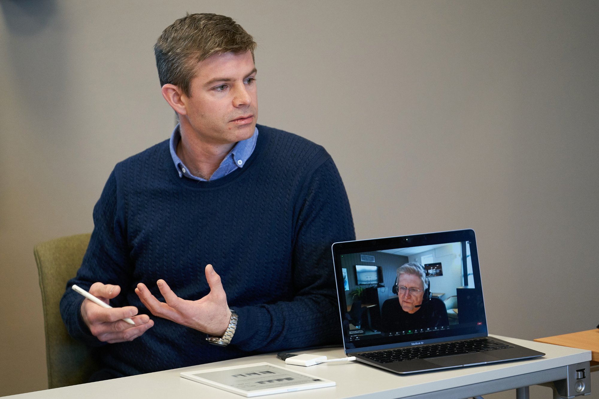 Håvard Skjellegrind fra HUNT-undersøkelsen på pressekonferanse om spørreundersøkelse om korona. Via skjerm deltok Geir Selbæk, forskningssjef ved Aldring og helse.