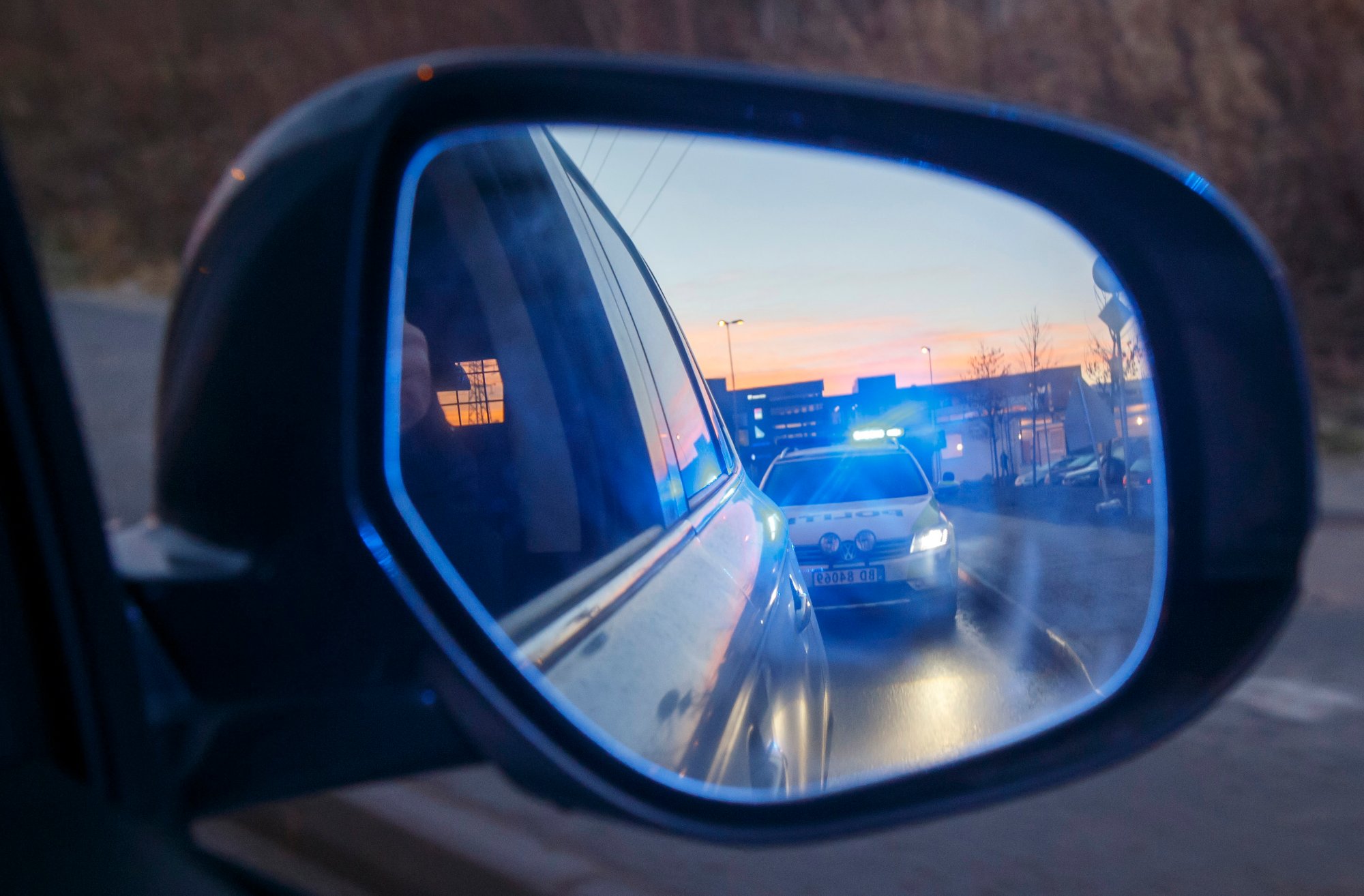 Lå etter turist med blålys og sirener i flere minutter før de reagerte