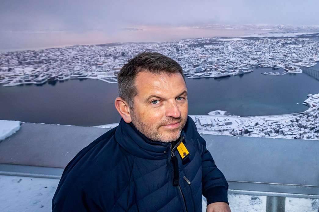 TILTAK: Kristian Høydal i Norwegian Travel Company varsler at de vil ta flere grep for å få mer kontroll over folkemengdene som tar Fjellheisen.  Ordfører Gunnar Wilhelmsen lover at trøbbel-busstoppet i Anton Jakobsens veg skal flyttes i år.