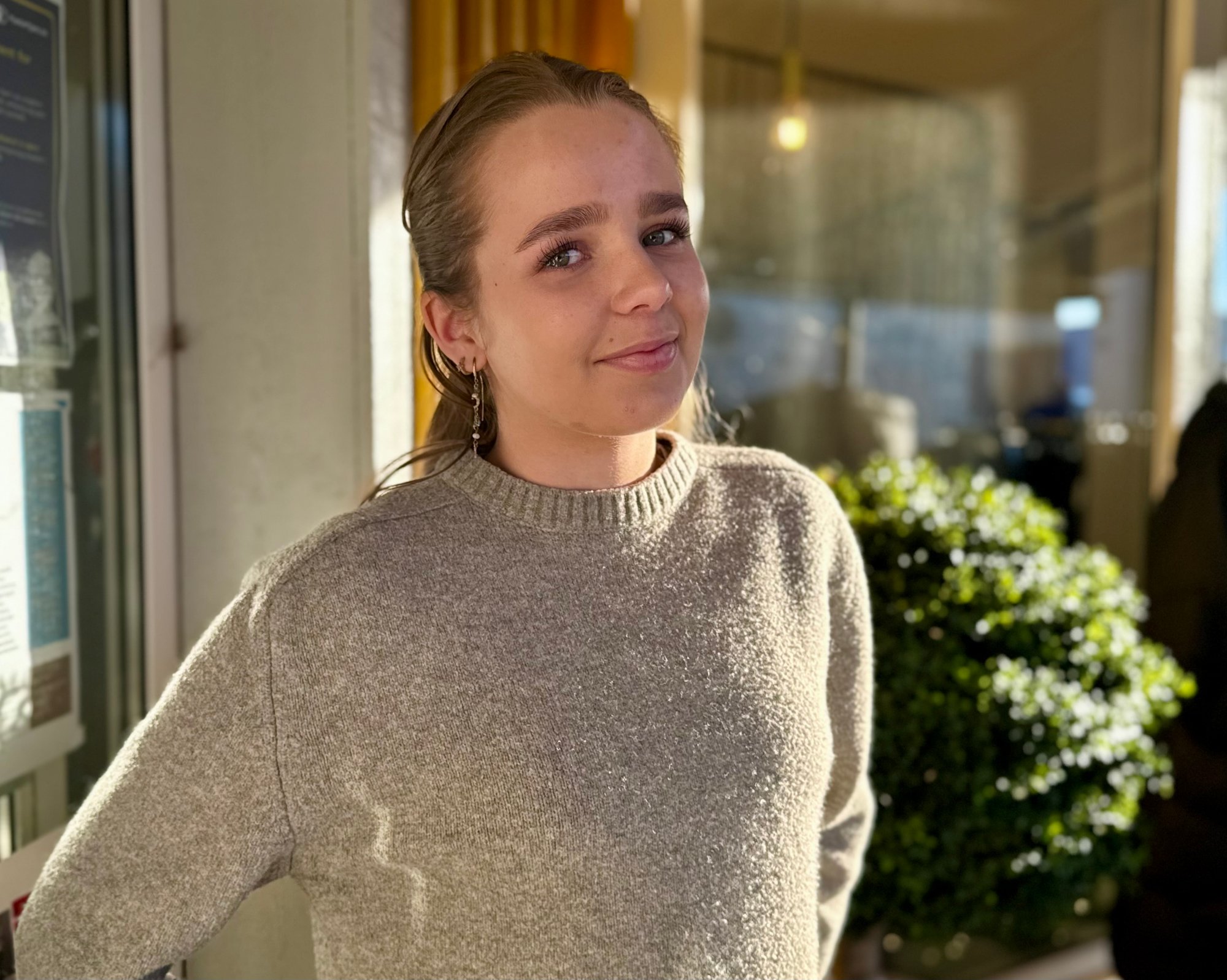Sofie (18) har hatt egen inntekt i fem år: – Har et inntrykk av at veldig mange unge i dag er bortskjemte