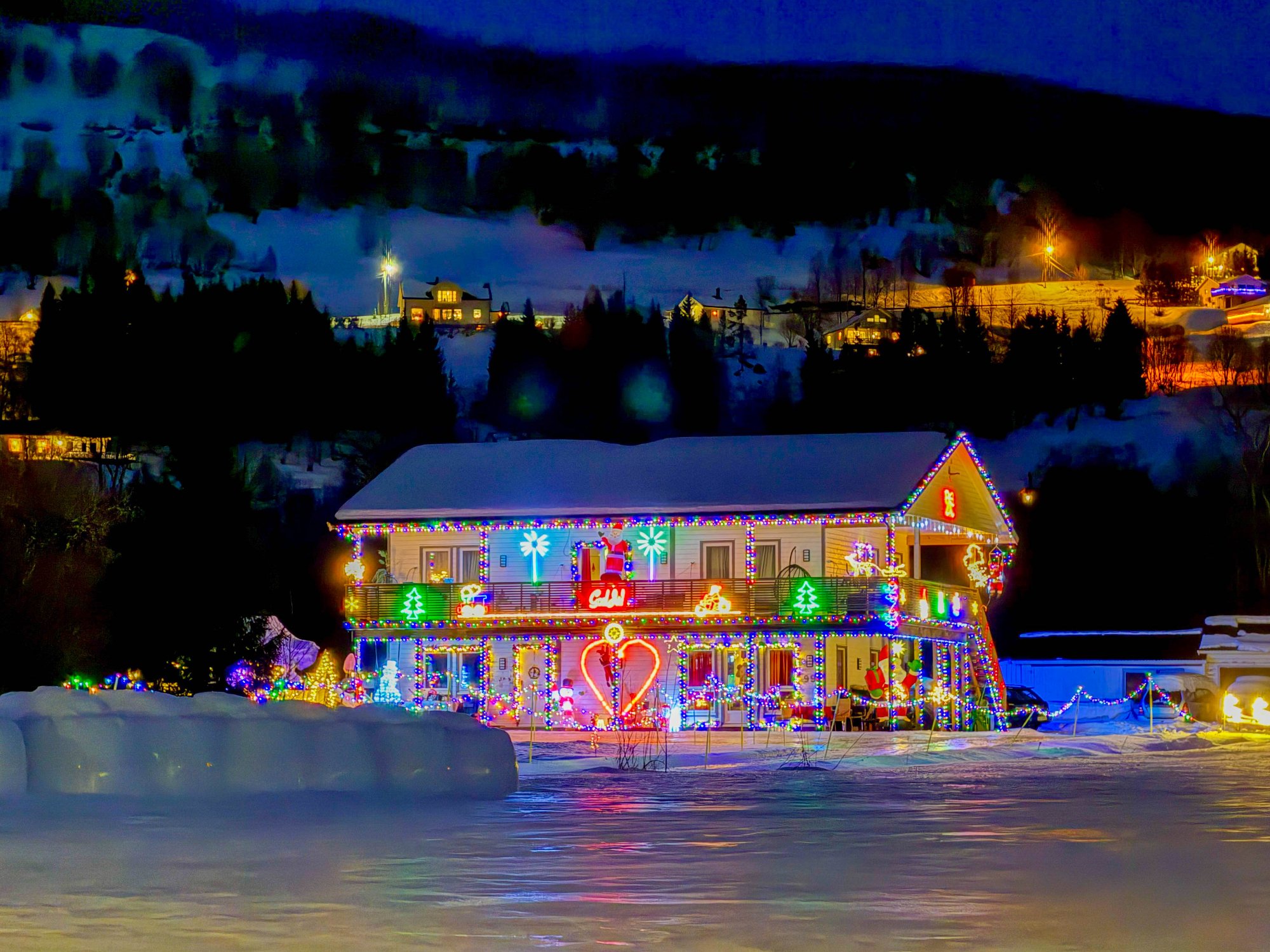 God stemning  på bygda. I Sørreisa drar de litt ekstra på med lys på hus..
Foto: Linda Vaeng Sæbbe