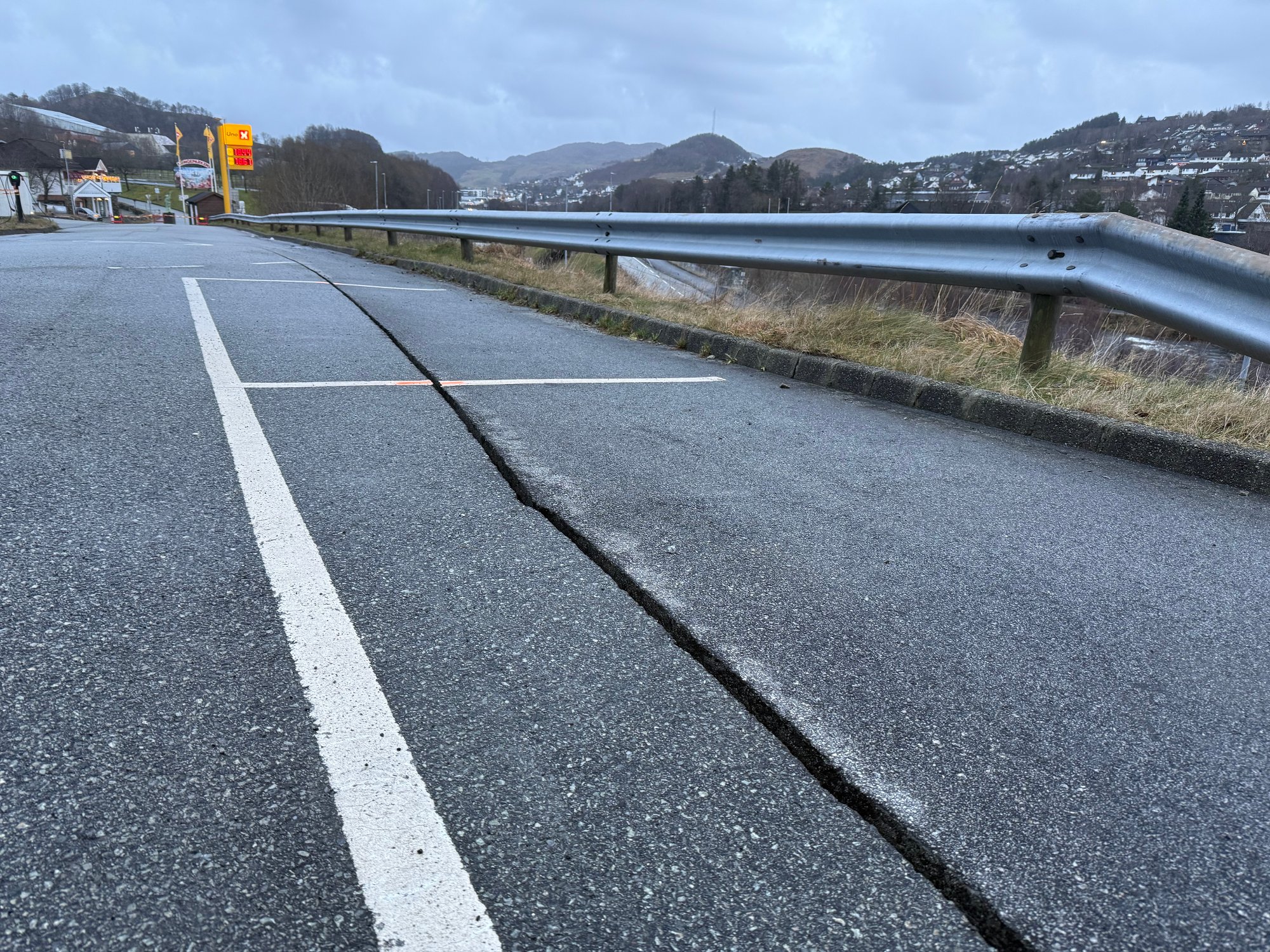 E39 stengt etter funn av sprekker i asfalten: – Kan ikke utelukke ras