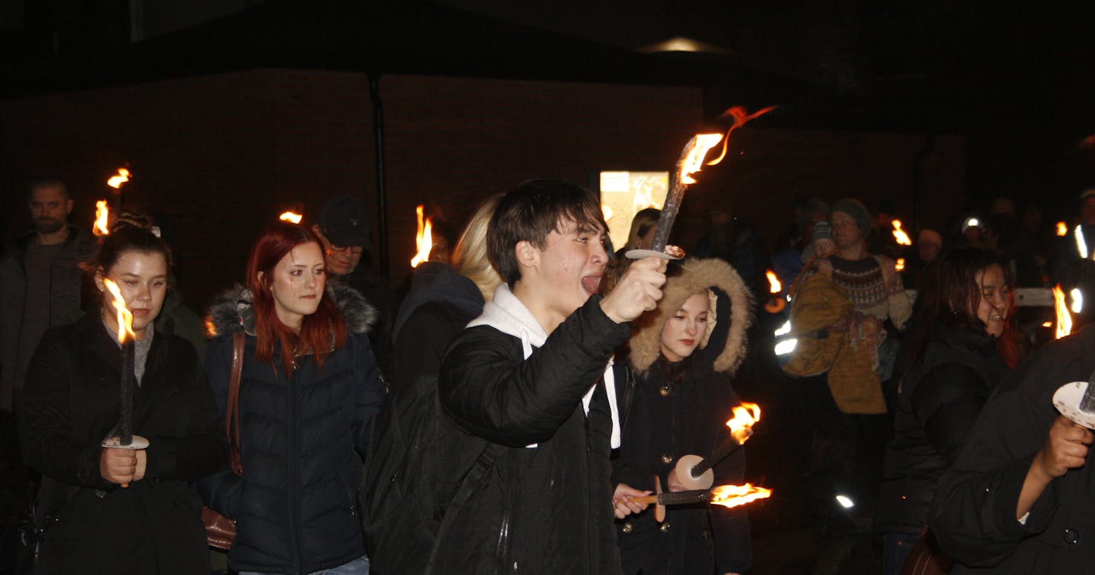 Hundre og femti stemmer roper i kor: – Nei til kutt!