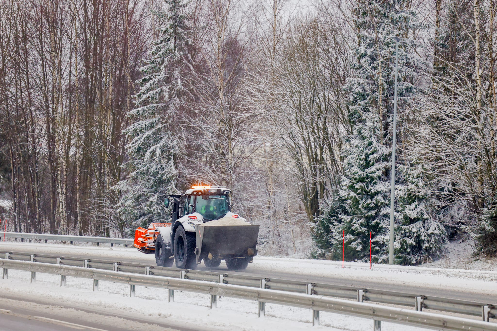 Varsler kraftig snøfokk idet mange starter juleutflukten: – Kjør mykt
