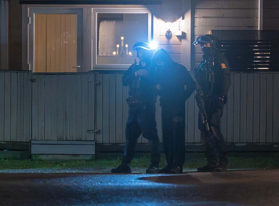 Tungt bevæpnet politi aksjonerte – her blir mannen pågrepet