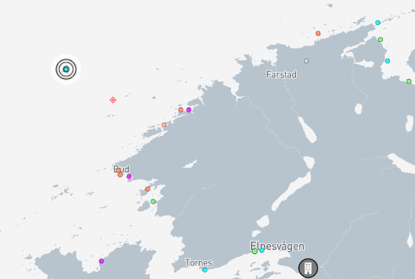 HRS og redningsskøyta søker utenfor Hustadvika: – Vet ikke om det er personer om bord