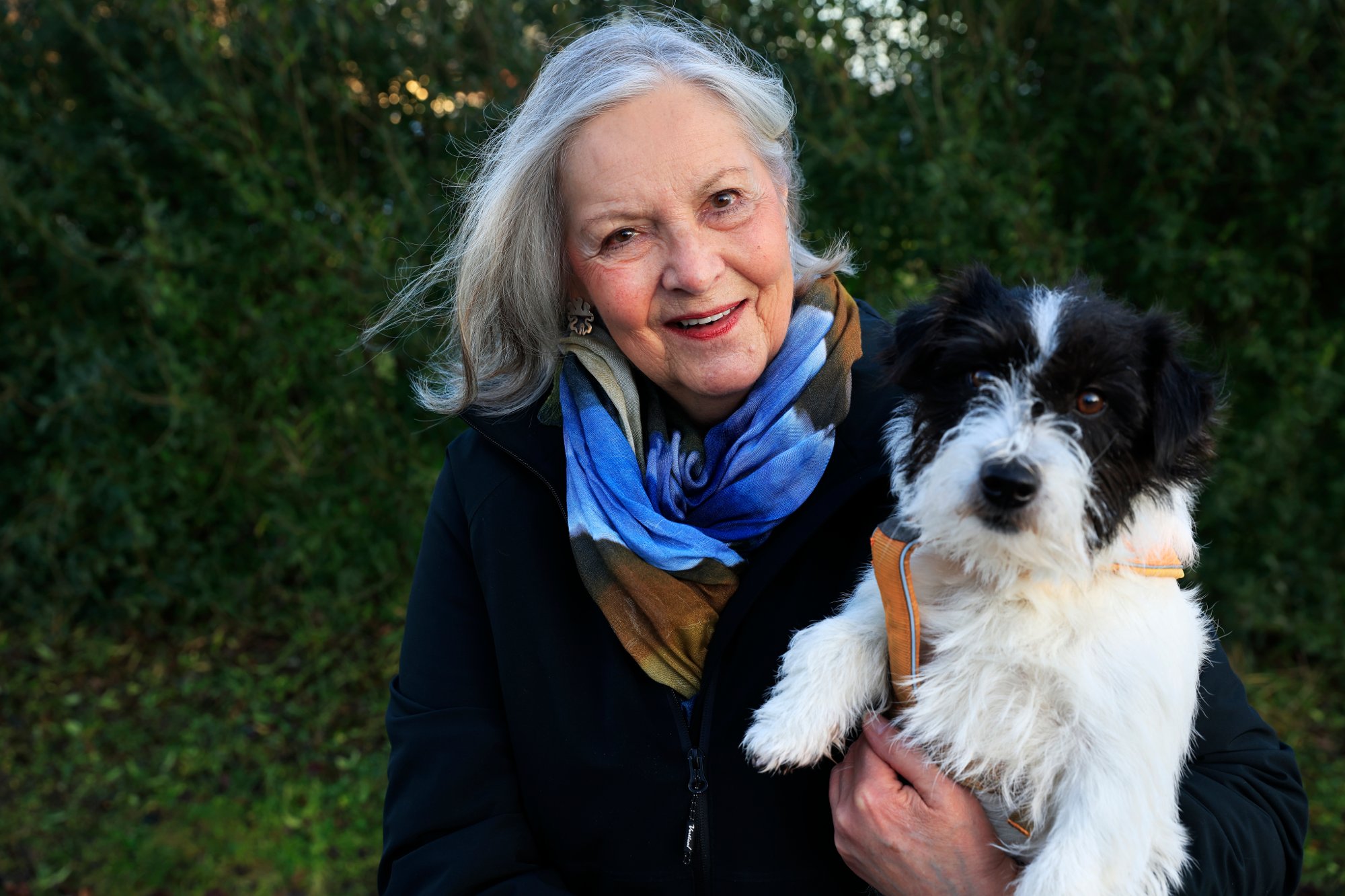 Bente Ridder-Nielsen er ute og lufter hunden Bentley hjemme ved Vakås i Asker, ikke langt unna Skaugum hvor kronprinsessen bor.