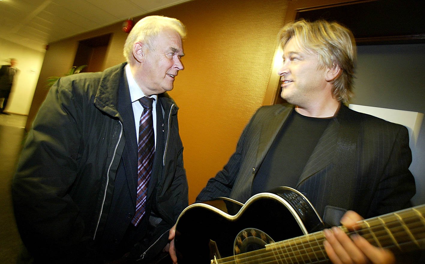 Offisiell åpning av Elisabethsenteret med taler og kunstnerisk underholdning.

Jørn Hoel og Arthur Arntzen møttes på bakrommet før den store festen startet. Mange minner dukket opp under samtalen.