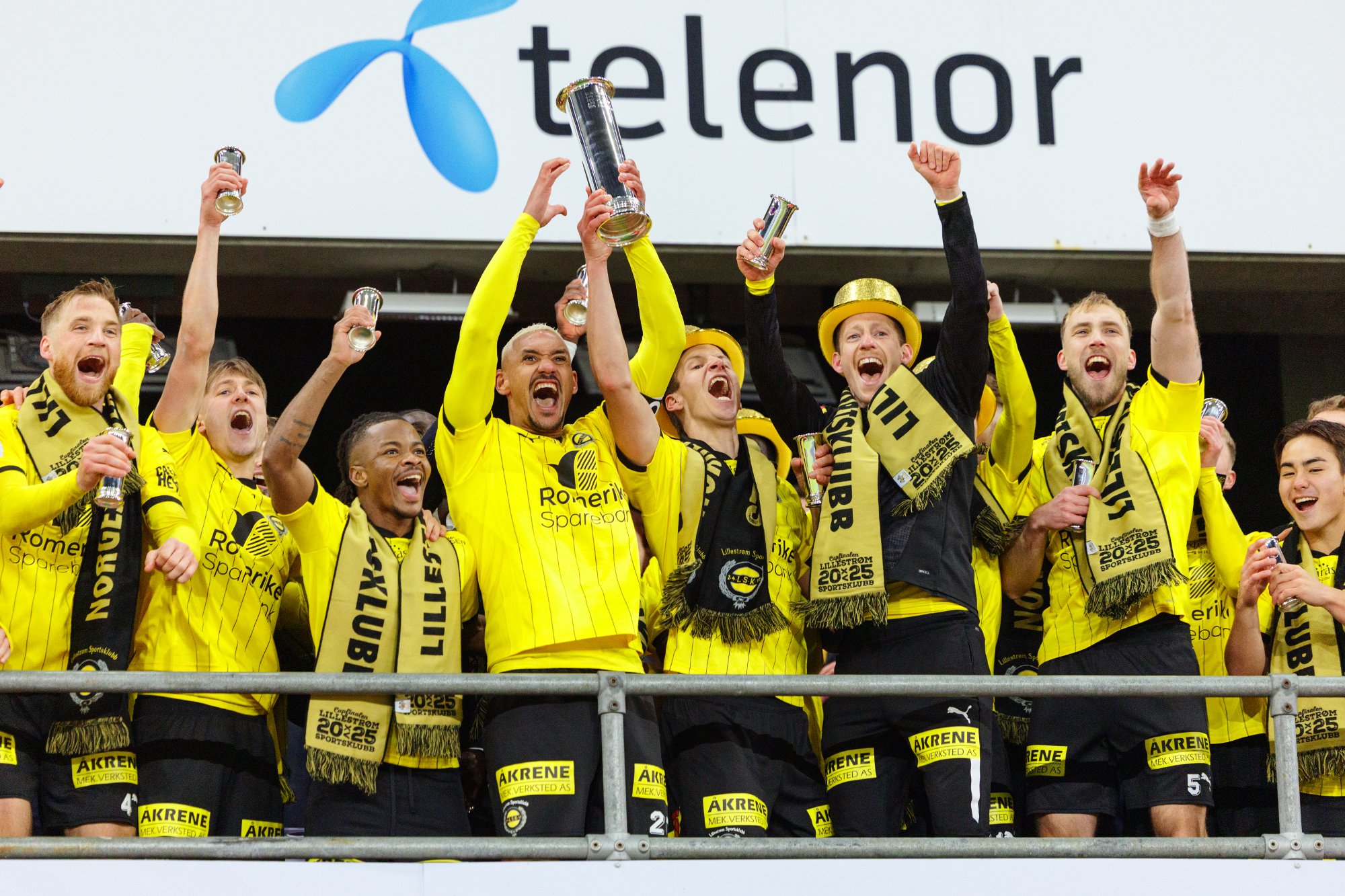 Oslo 20251206. 
Lillestrøm feirer seieren etter cupfinalen i NM-fotball mellom Sarpsborg 08 og Lillestrøm på Ullevål Stadion.
Foto: Jonas Been Henriksen / NTB