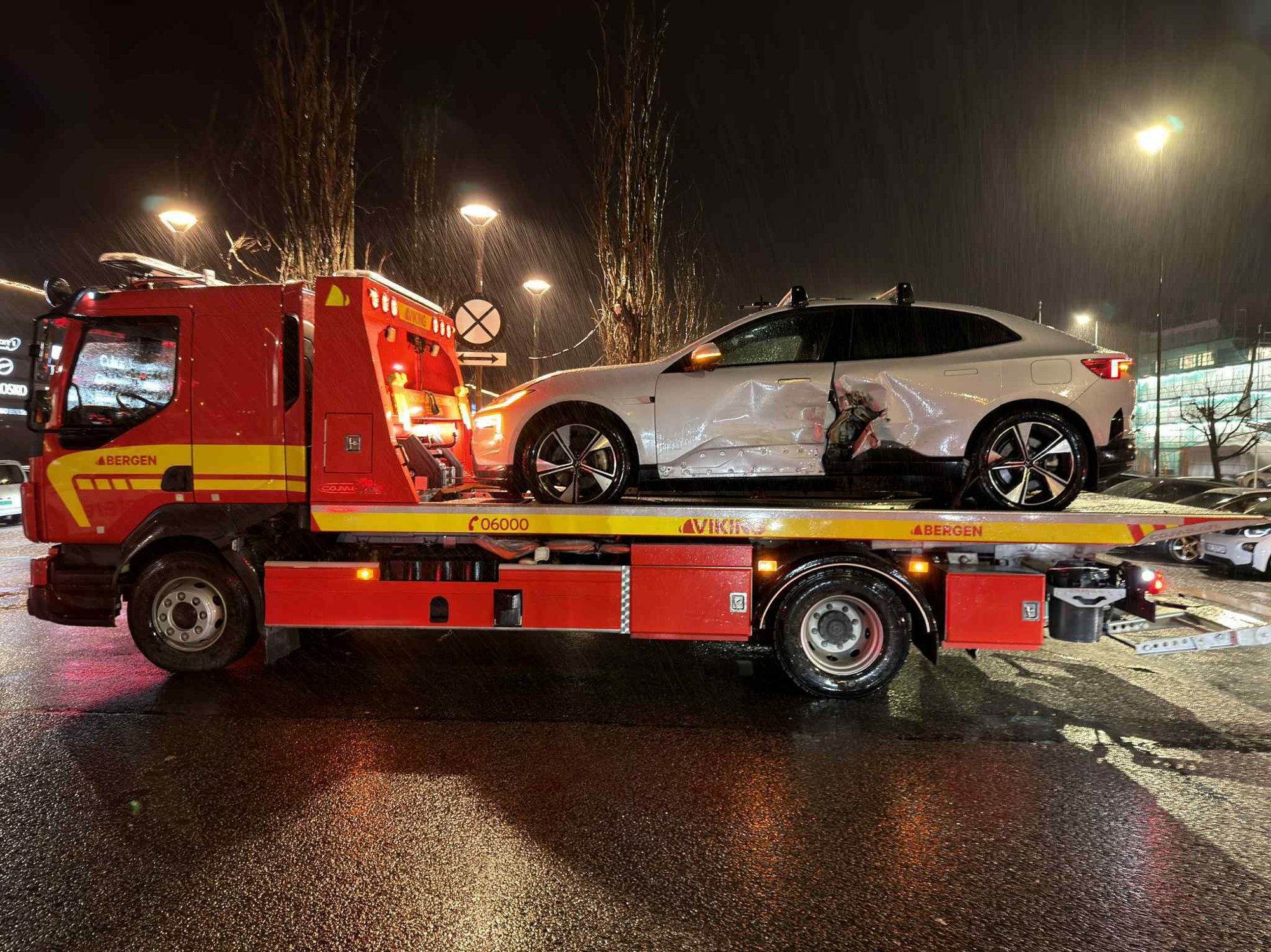 Åsane Storsenter: Bil kjørte på flere parkerte biler