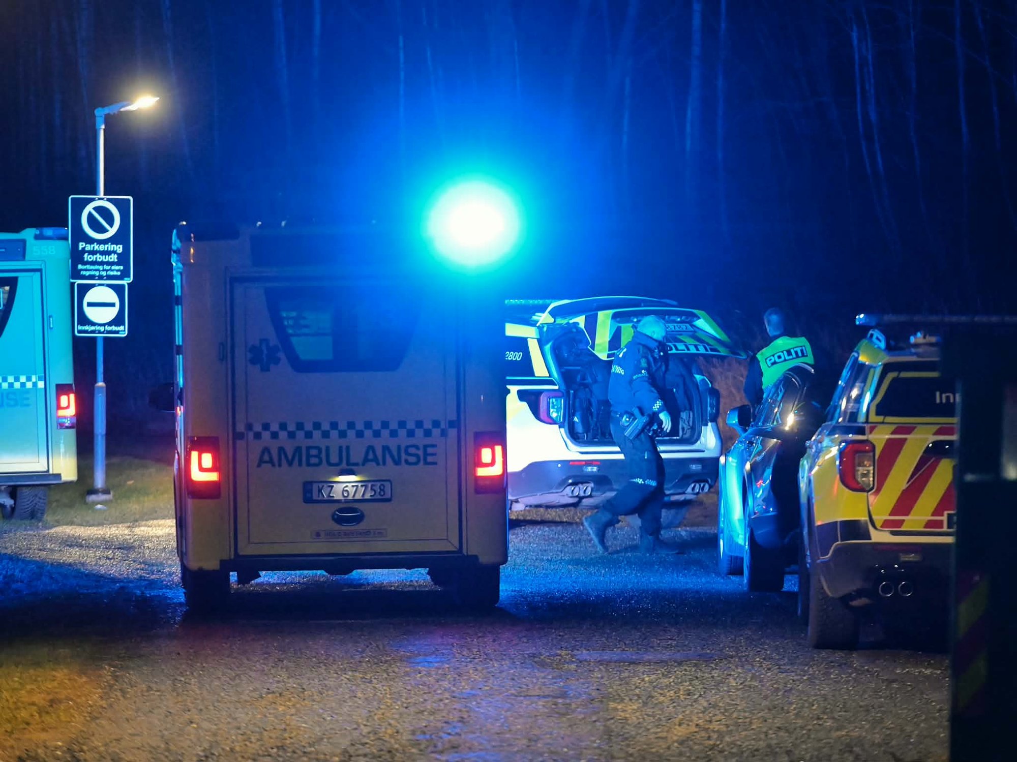 Har funnet to skadde personer i boligblokk