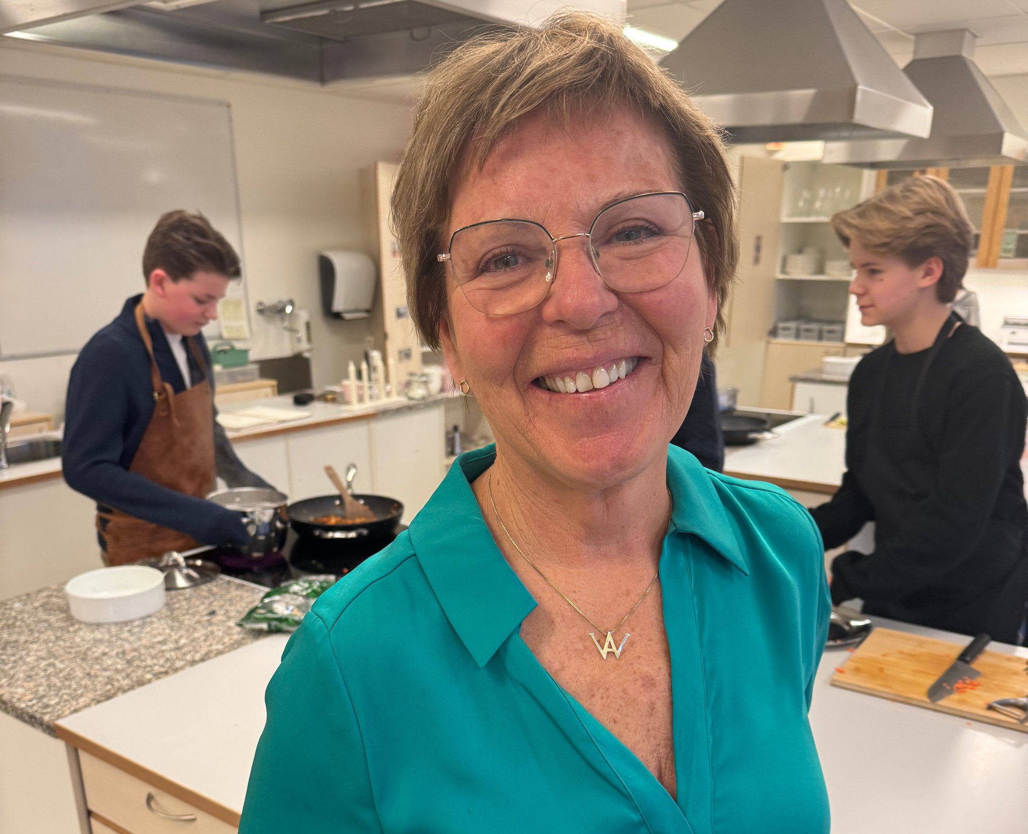 Wenche Andersen var på jobb på Ramstad skole denne uken. Bak er elevene Oliver  Mercer og Henning Irgens. 