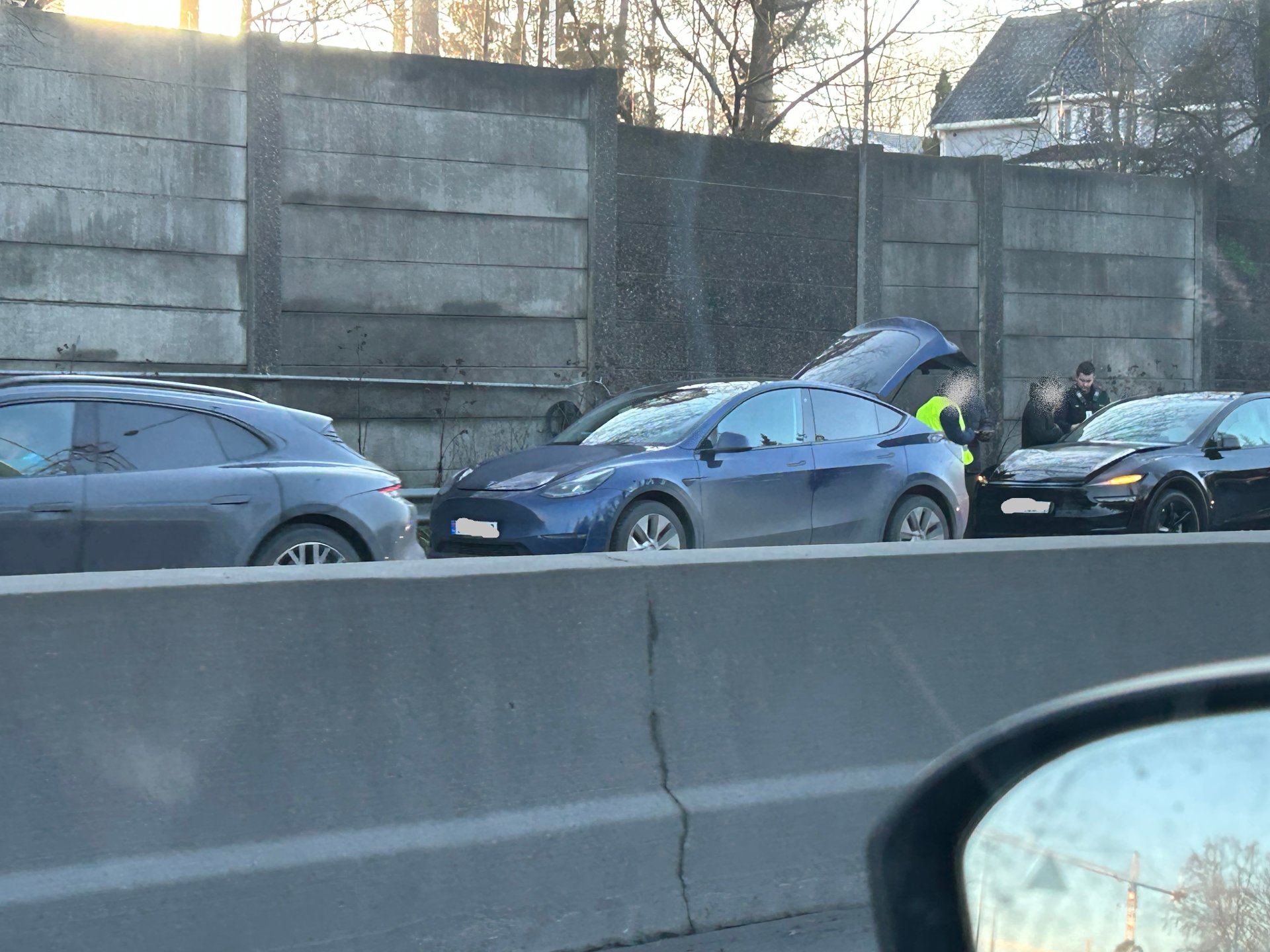 Trafikkuhell på E18: – Skrev skademelding midt i veien