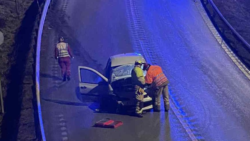 Havnet i autovernet på svært glatt vei
