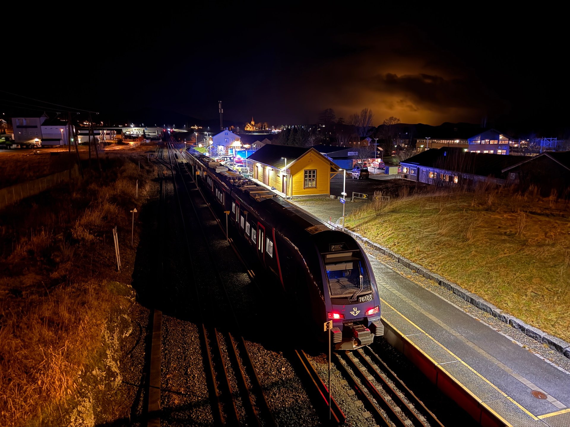 Brann i persontog – passasjerer ble evakuert 