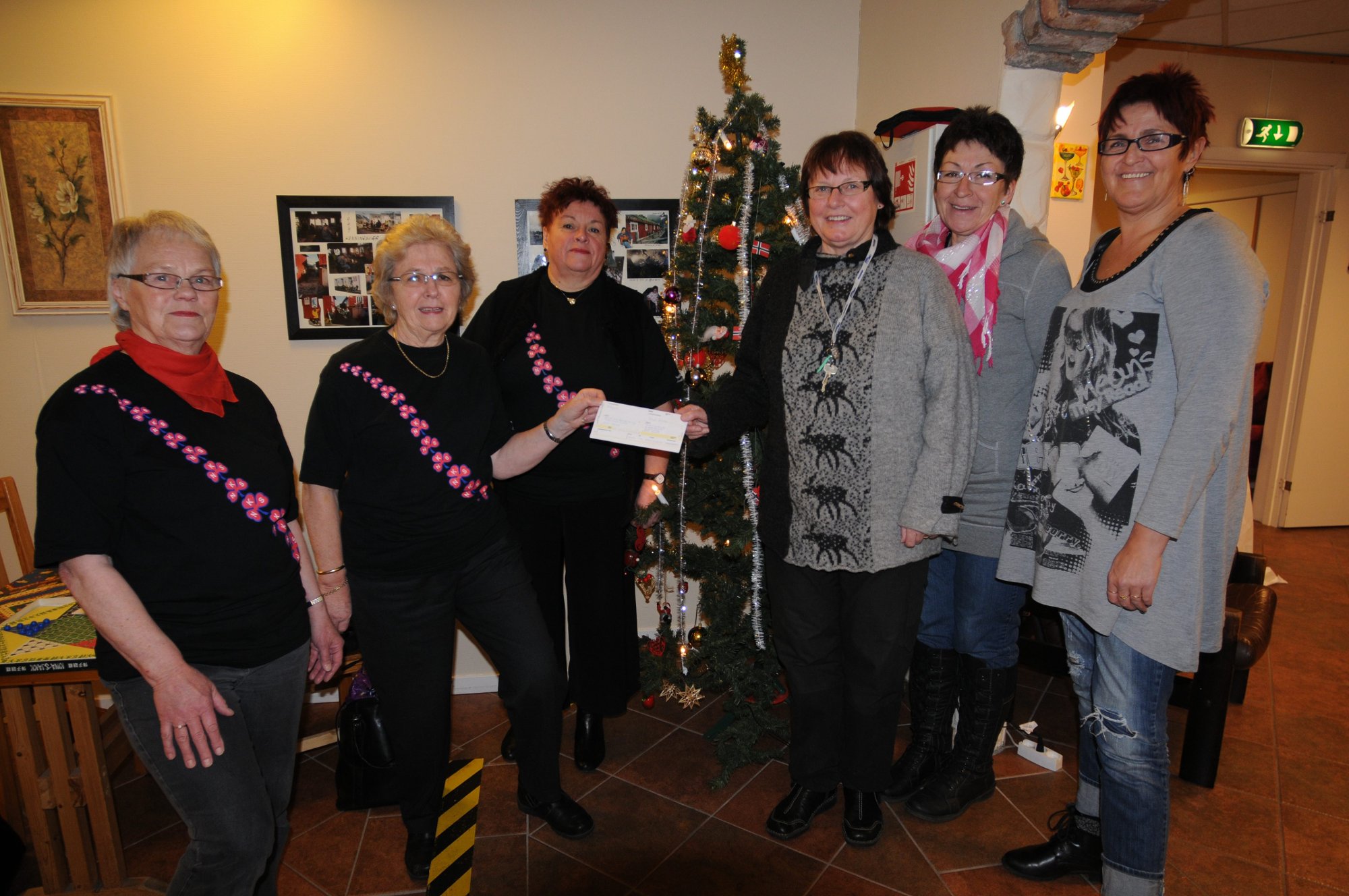 PENGER: Narvik sanitetsforening ga 10.000 kroner til brukerhuset. F.v: Sonja Fjelde, Brita Hveding, Frid Opdal, Randi Nilsen, Synnøve Hildal og Aina Rødtang.    (Foto: Ann-Kristin Hanssen)