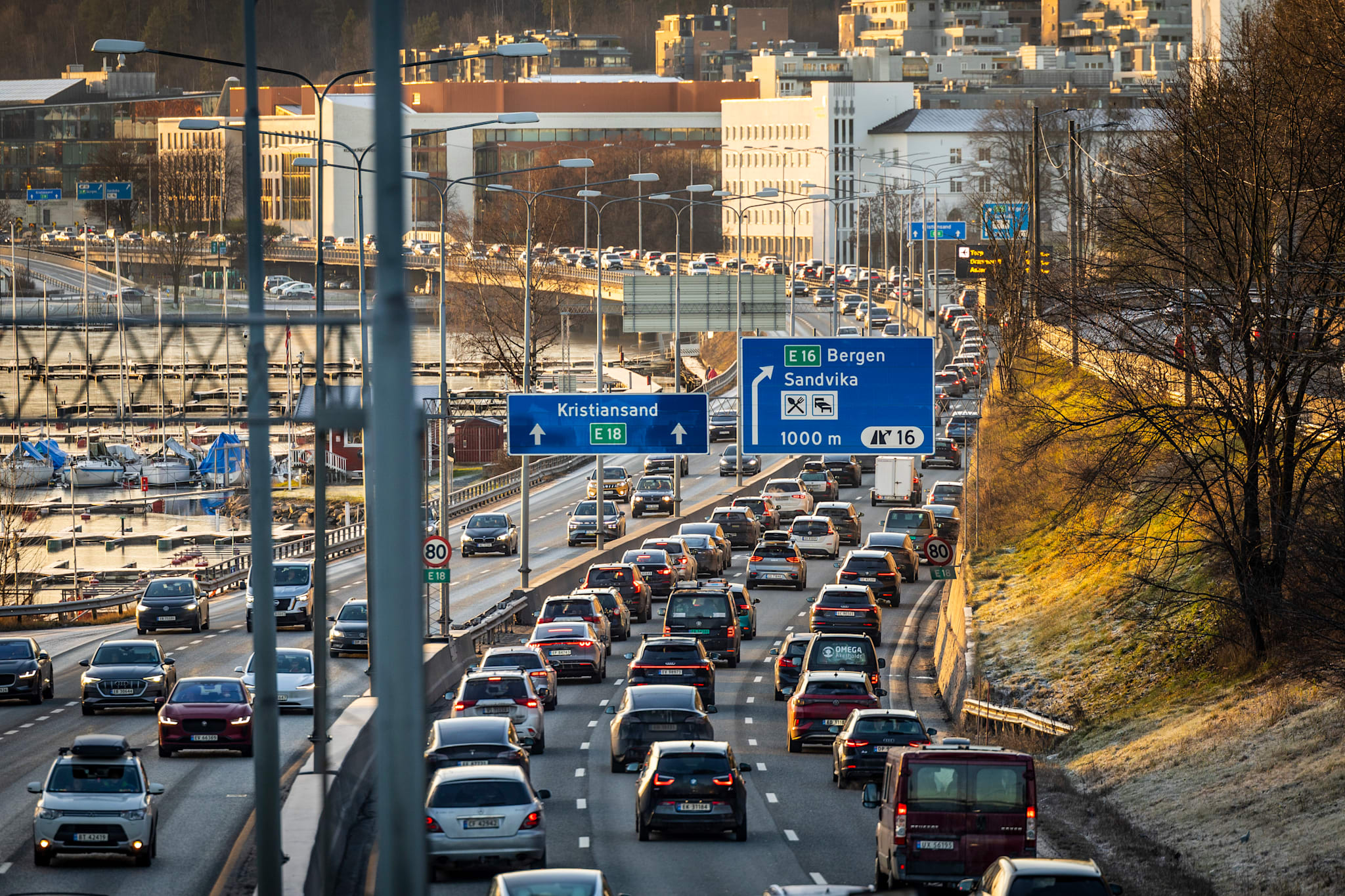 Glatte veier flere steder i landet: – Det renner inn meldinger
