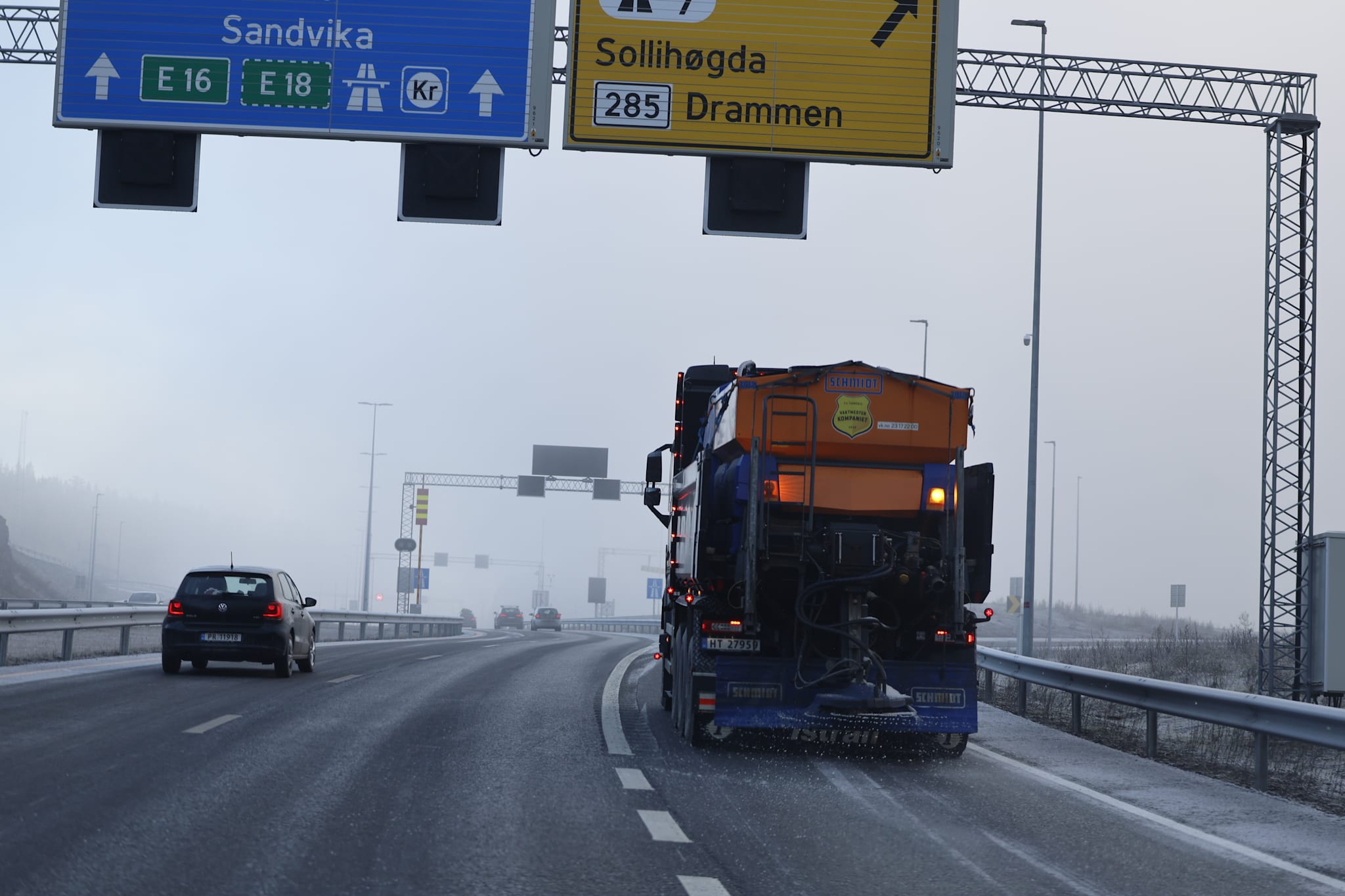 Glatte veier flere steder i landet: – Det renner inn meldinger