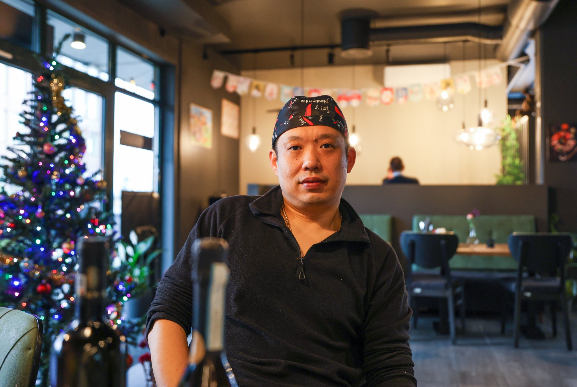 Ekteparet på Bryne hentet far og svigerfar fra Kina for å passe datteren mens de bygger opp en ny restaurant