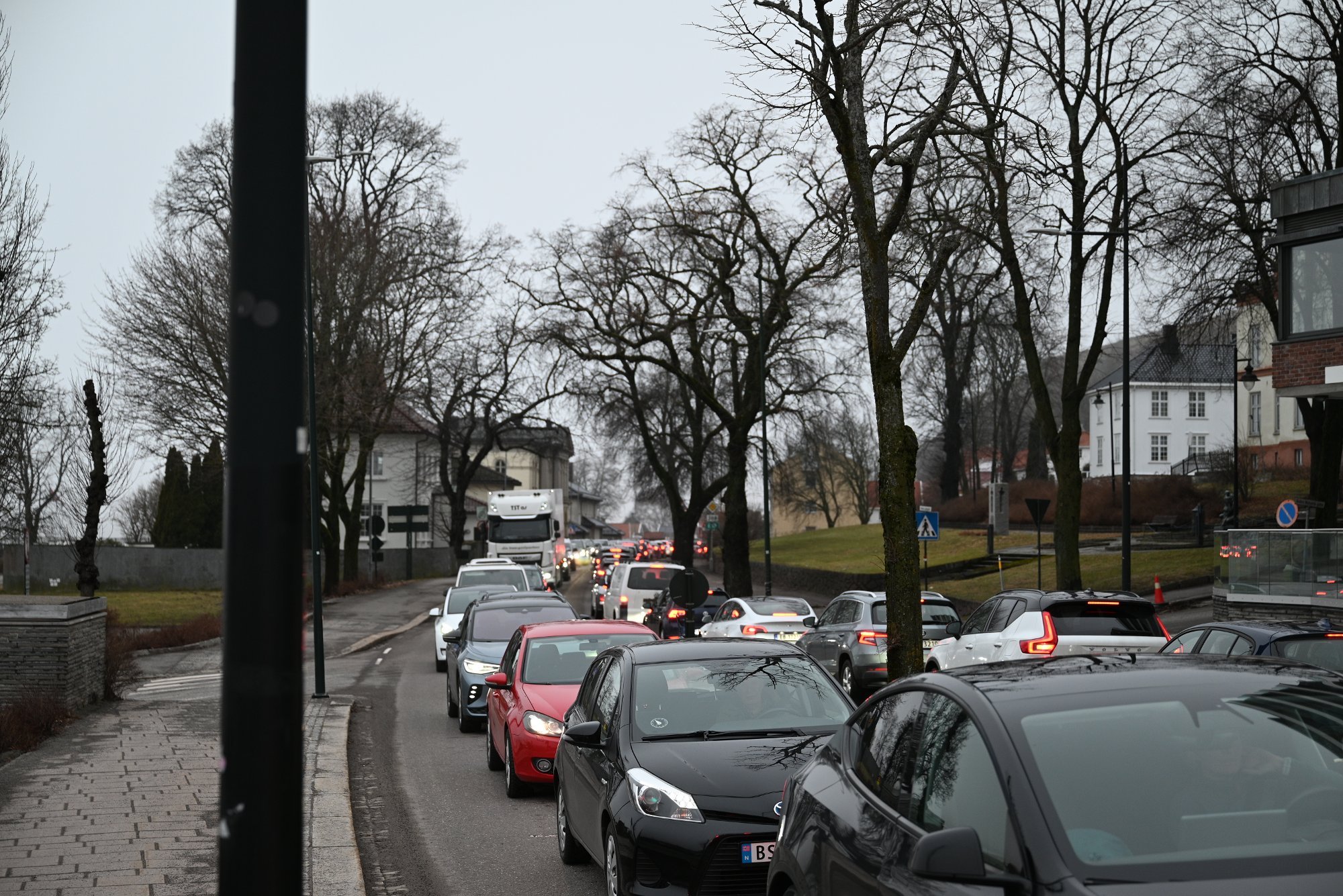 Trafikkaos i byen – juleshopping fører til lange køer 