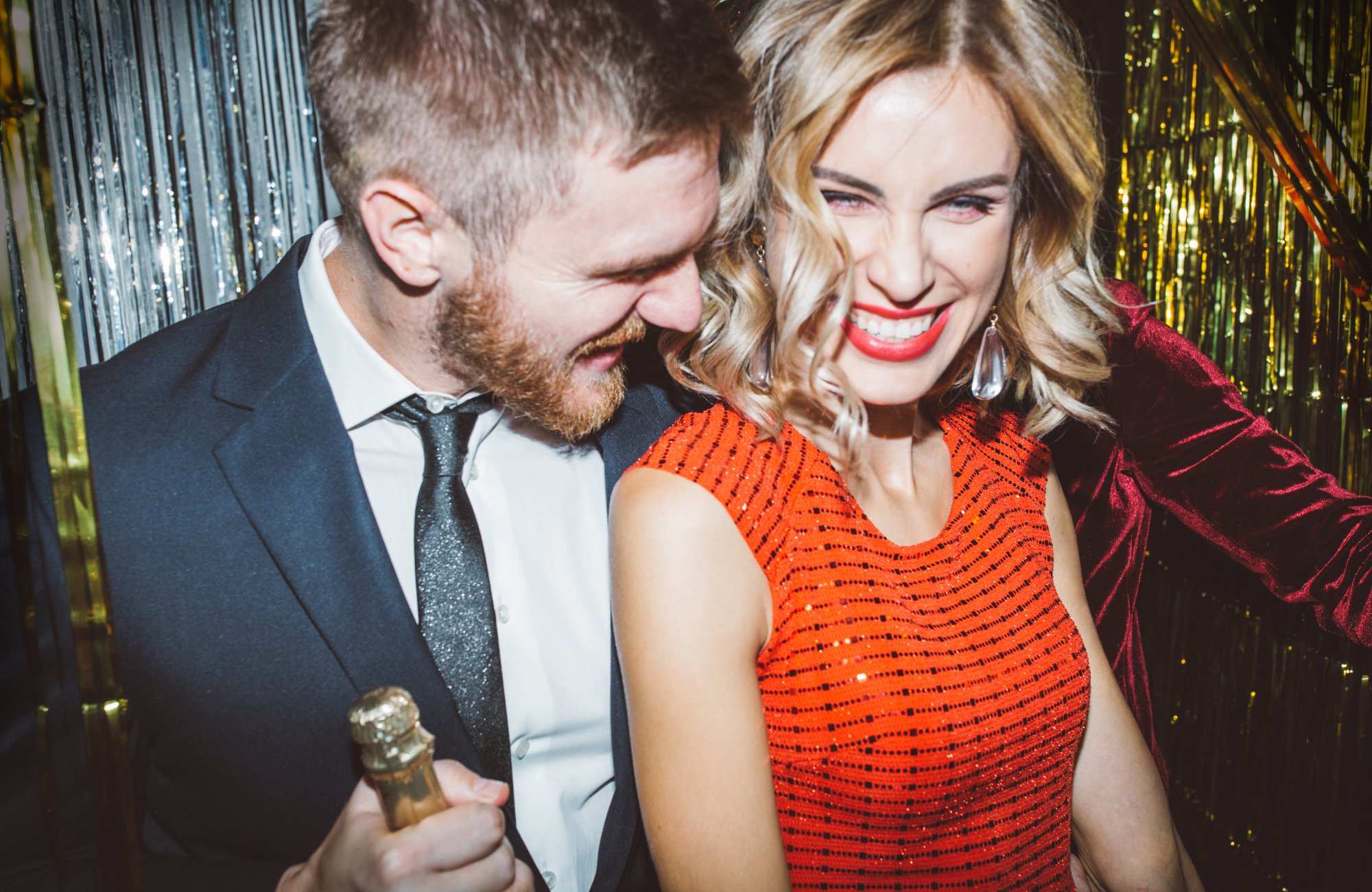 Smilende par på fest. 