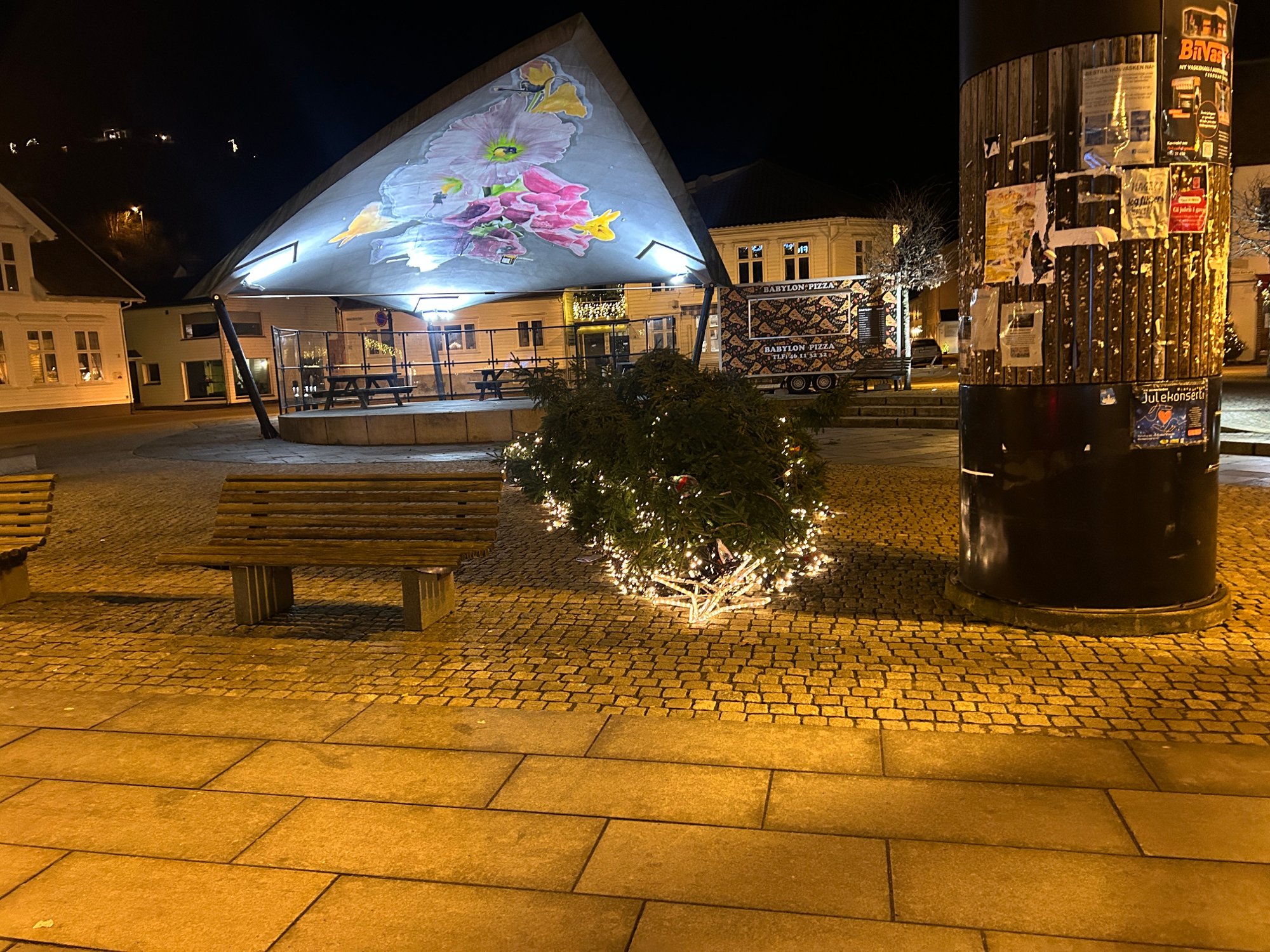 Er det mulig? Julegrana er saget ned igjen!