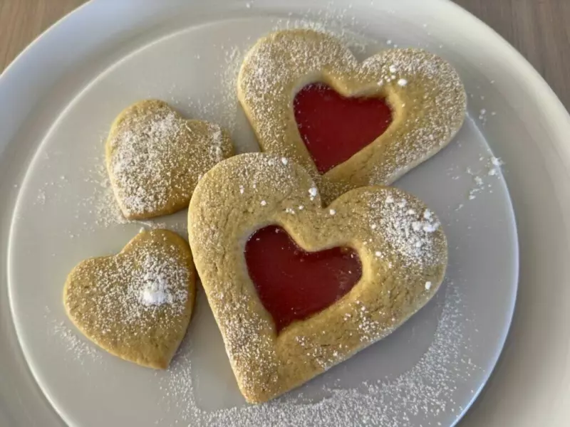 Kjærlighetskjeks: Hvordan lage Sugar Cookies med hjerte av kjærlighet
