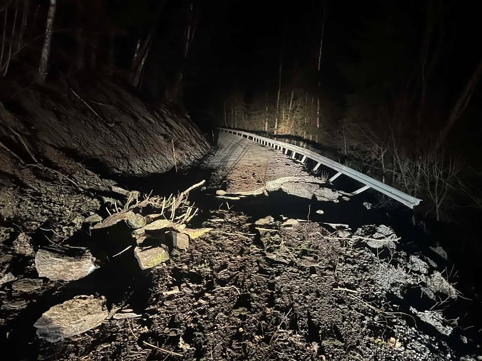 Ras har gått over veg – tør ikke være der