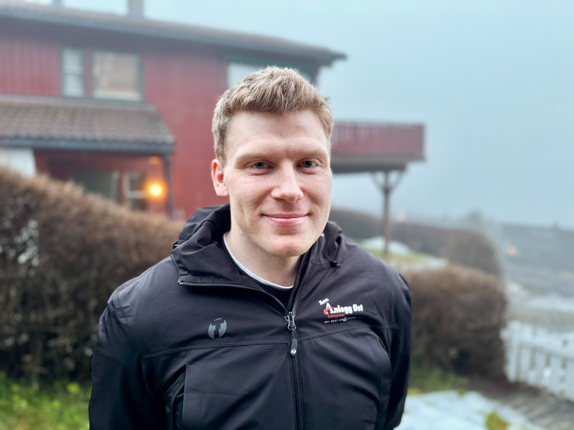 Emil (33) blir hyllet av Einar: – Koker graut og sover på feltseng