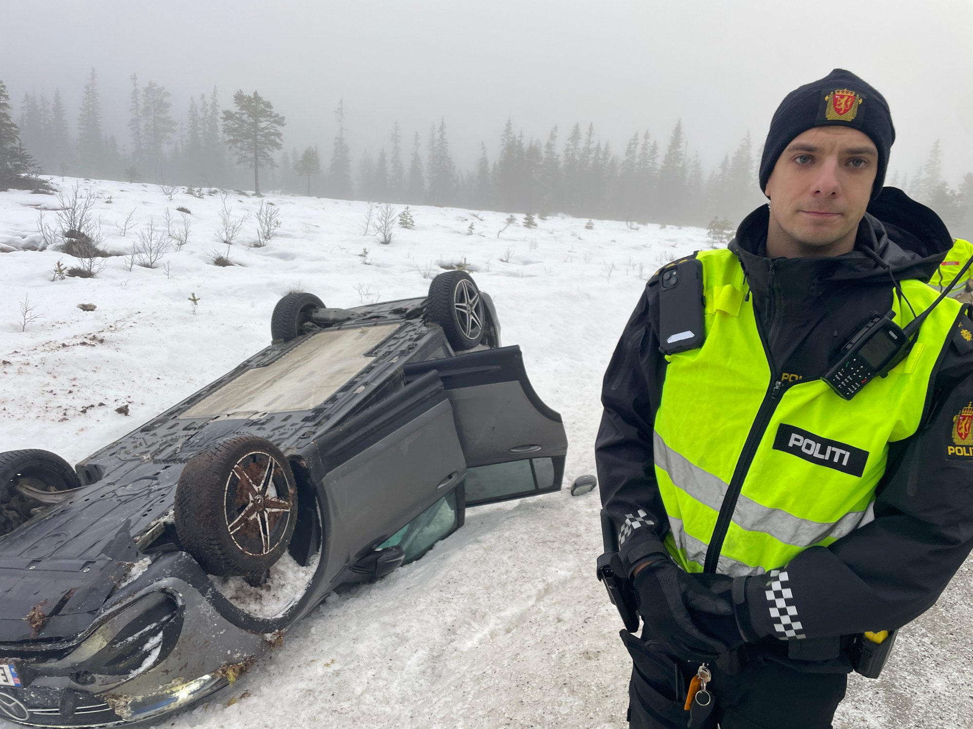 Trafikkulykke på Mosvikvegen ved Meltingvatnet. En bil ligger på taket