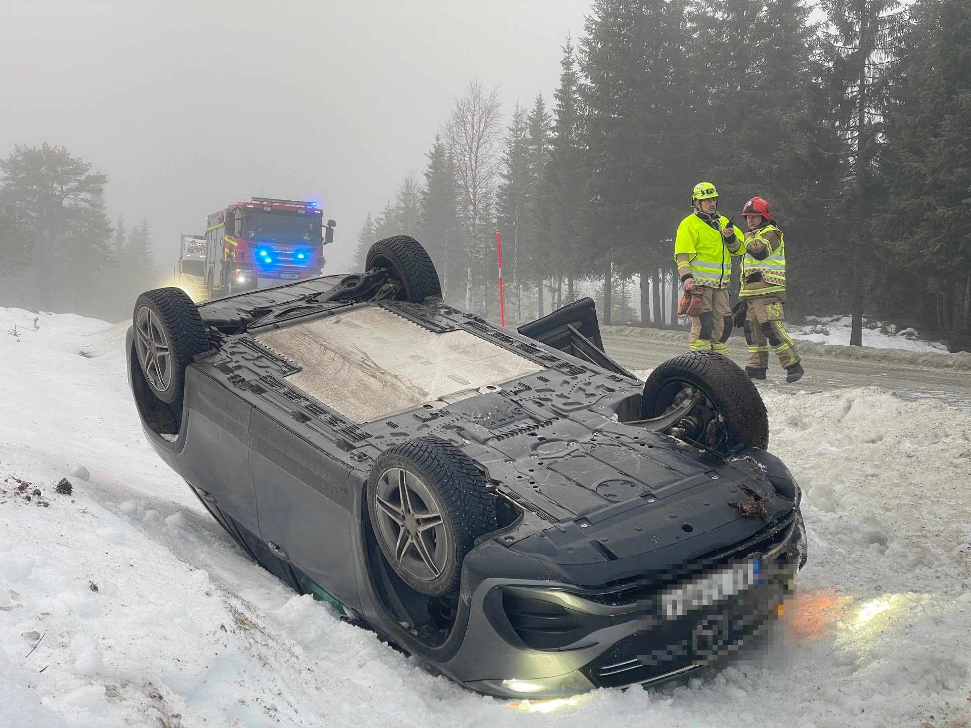 Bil havnet på taket – to til sykehus