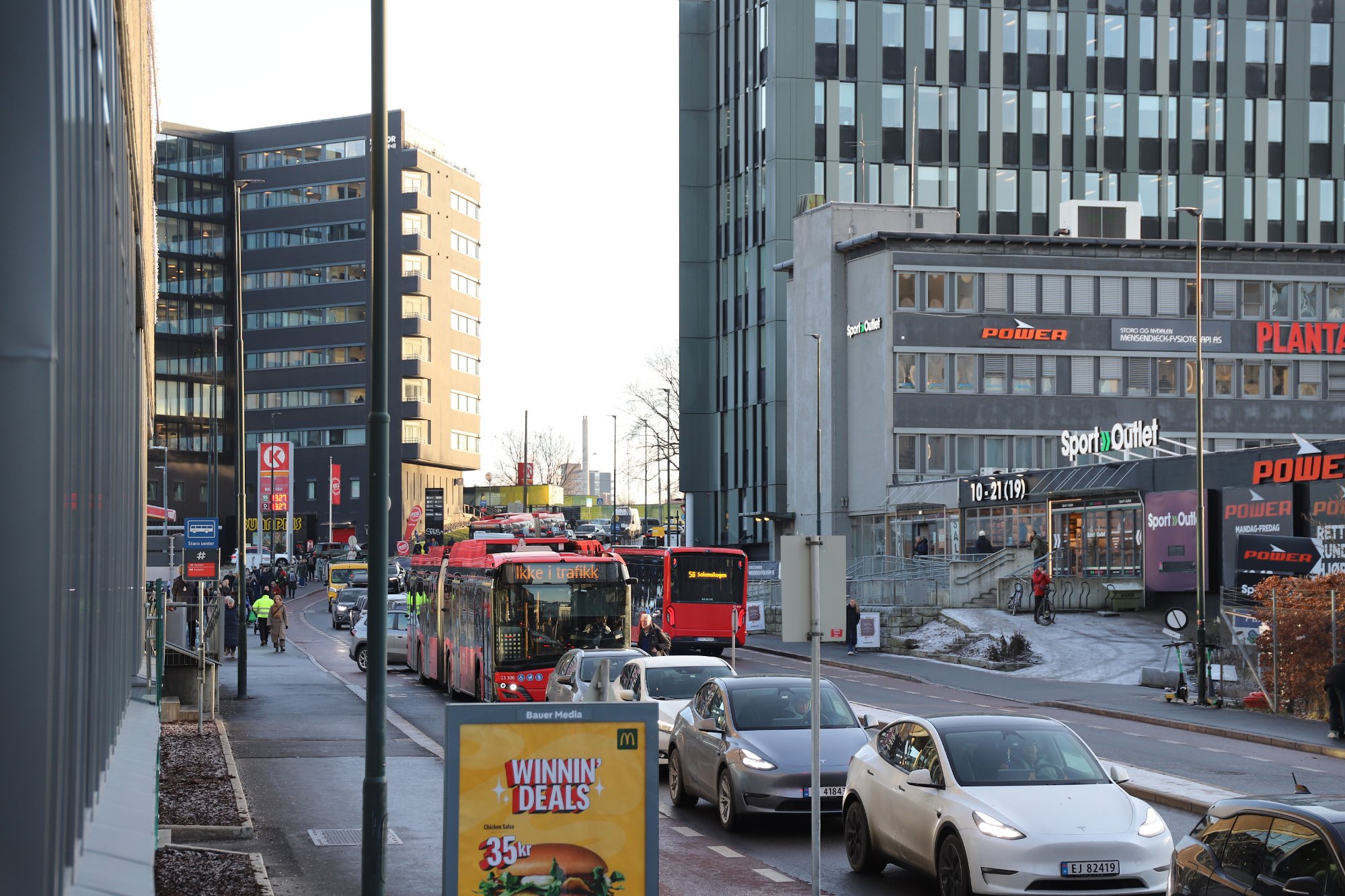 Vurderte å snu da de så køen. Politiet forventer at det blir verre