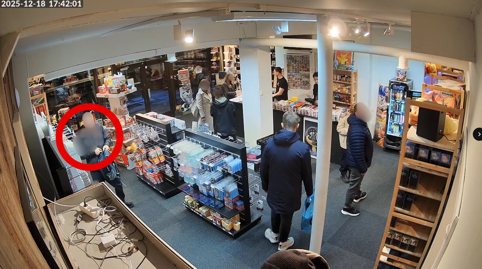 Se videoen: Her stjeler han for 20.000 kroner