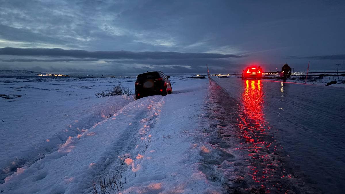 Livsfarlig julevær: Flere biler har sklidd av veien