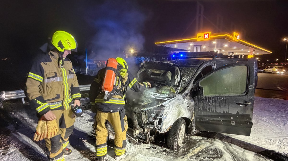 Bil utbrent på bensinstasjon