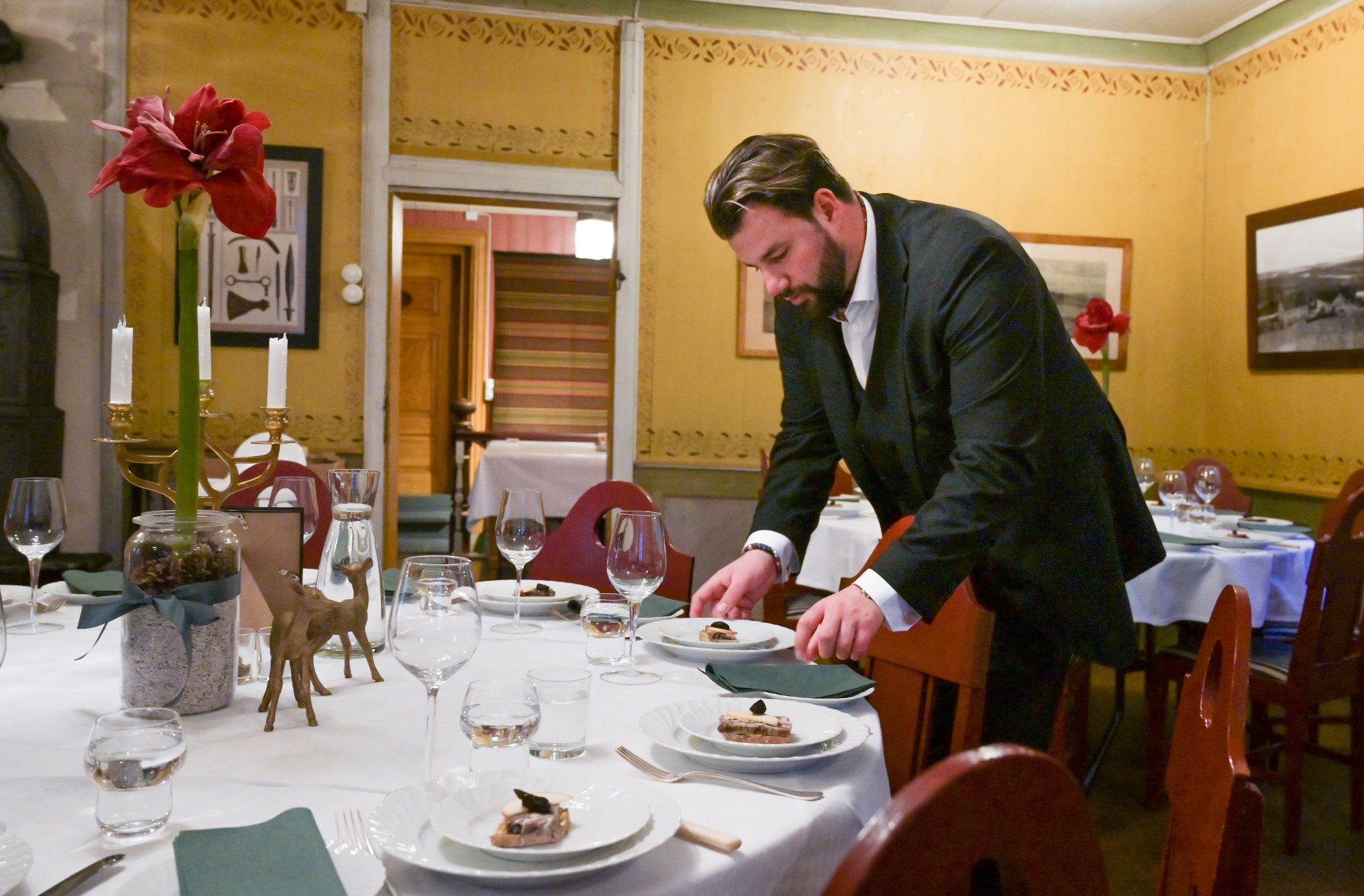 På Simenstad gard har de rigget til juleselskap for gjester i førjulstida siden OL 1994. Peder Braastad og mor Brit Skurdal Braastad liker å invitere til gjestebud.